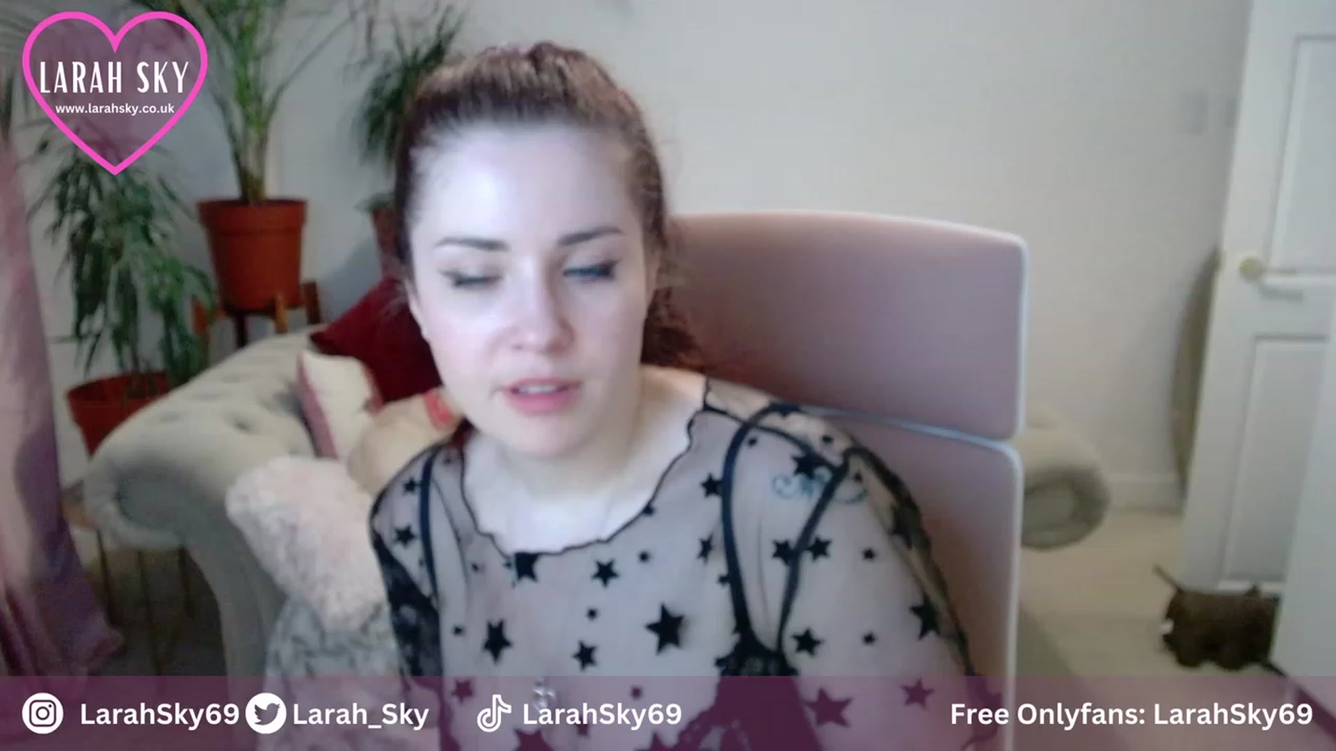 Gallery image thumbnail from Larah_Sky's myfreecams stream on, 10/19/2023, 20:43 image 19 of 20
