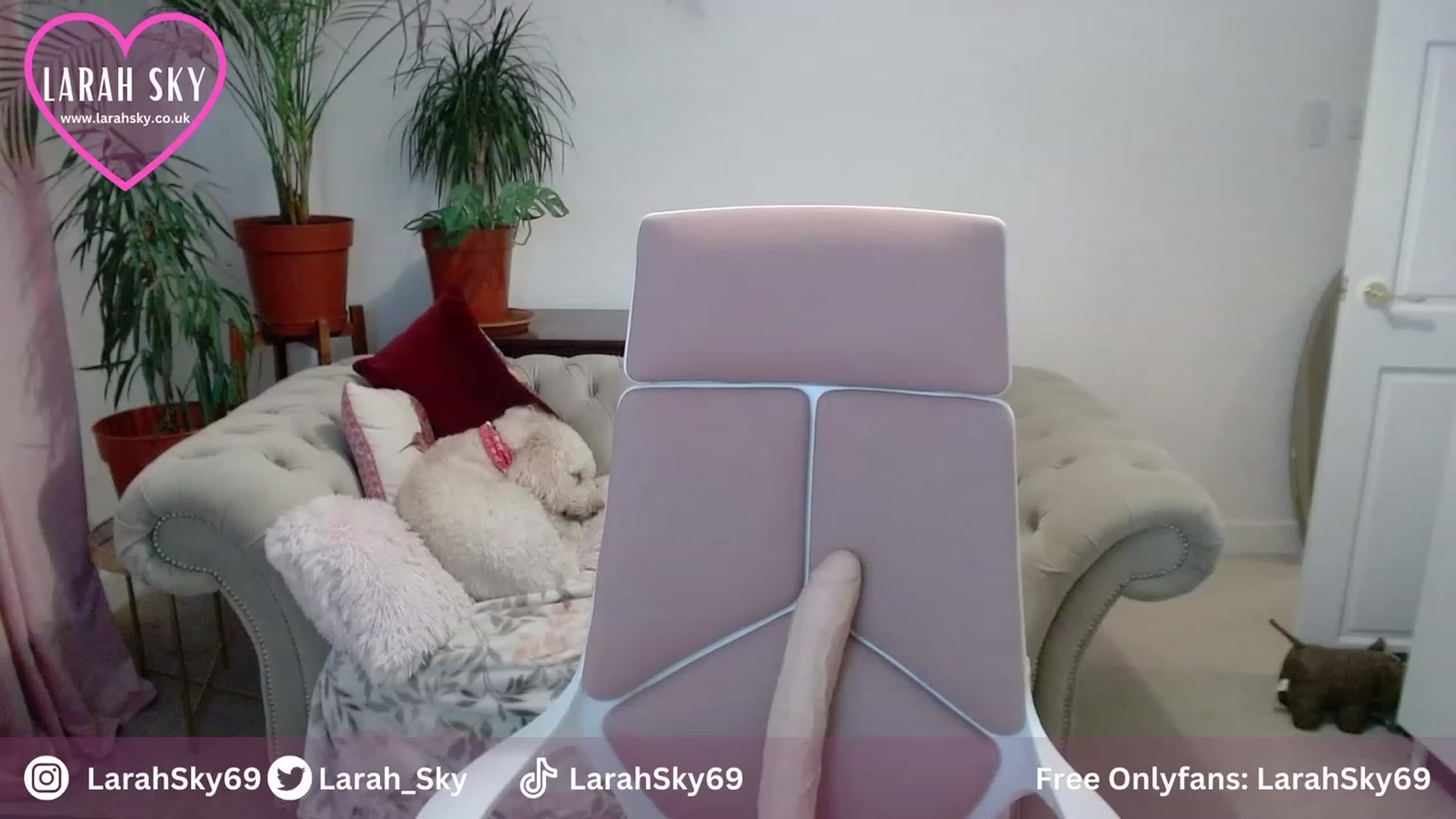 Gallery image thumbnail from Larah_Sky's myfreecams stream on, 10/19/2023, 20:43 image 12 of 20