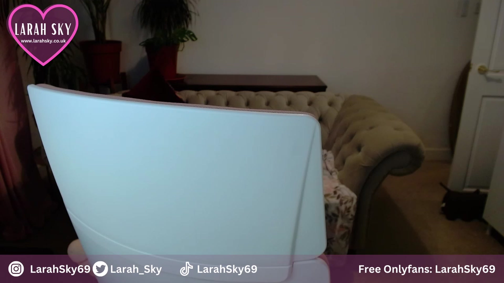 Gallery image thumbnail from Larah_Sky's myfreecams stream on, 10/19/2023, 22:36 image 11 of 20