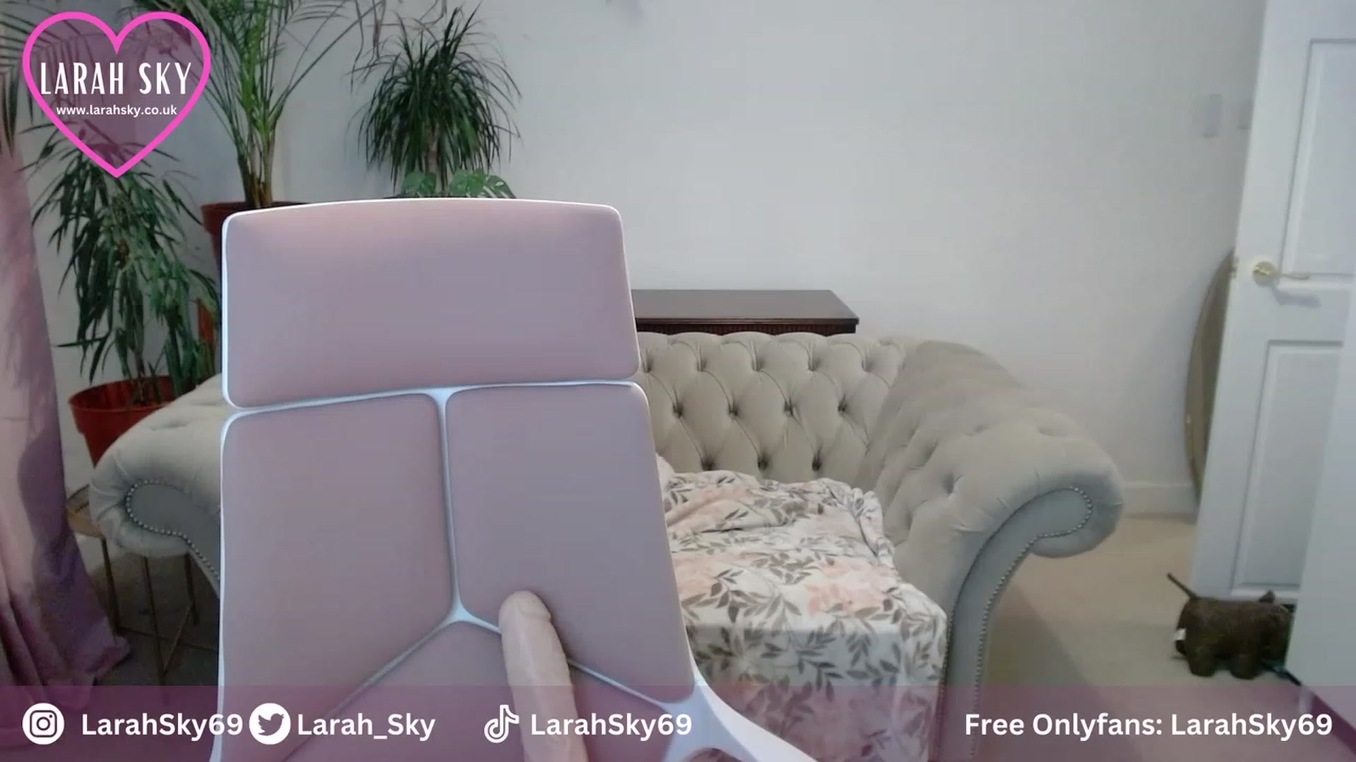Gallery image thumbnail from Larah_Sky's myfreecams stream on, 10/19/2023, 22:36 image 4 of 20