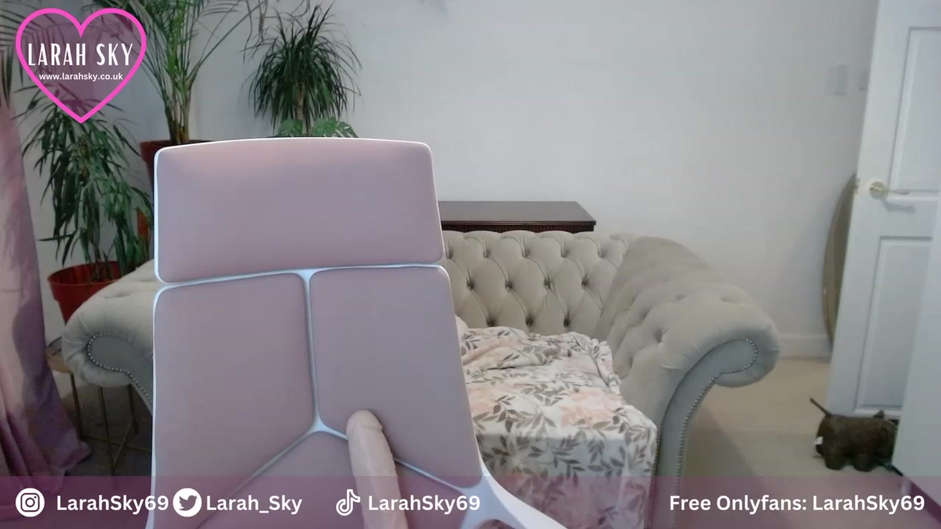 Gallery image thumbnail from Larah_Sky's myfreecams stream on, 10/19/2023, 22:36 image 2 of 20