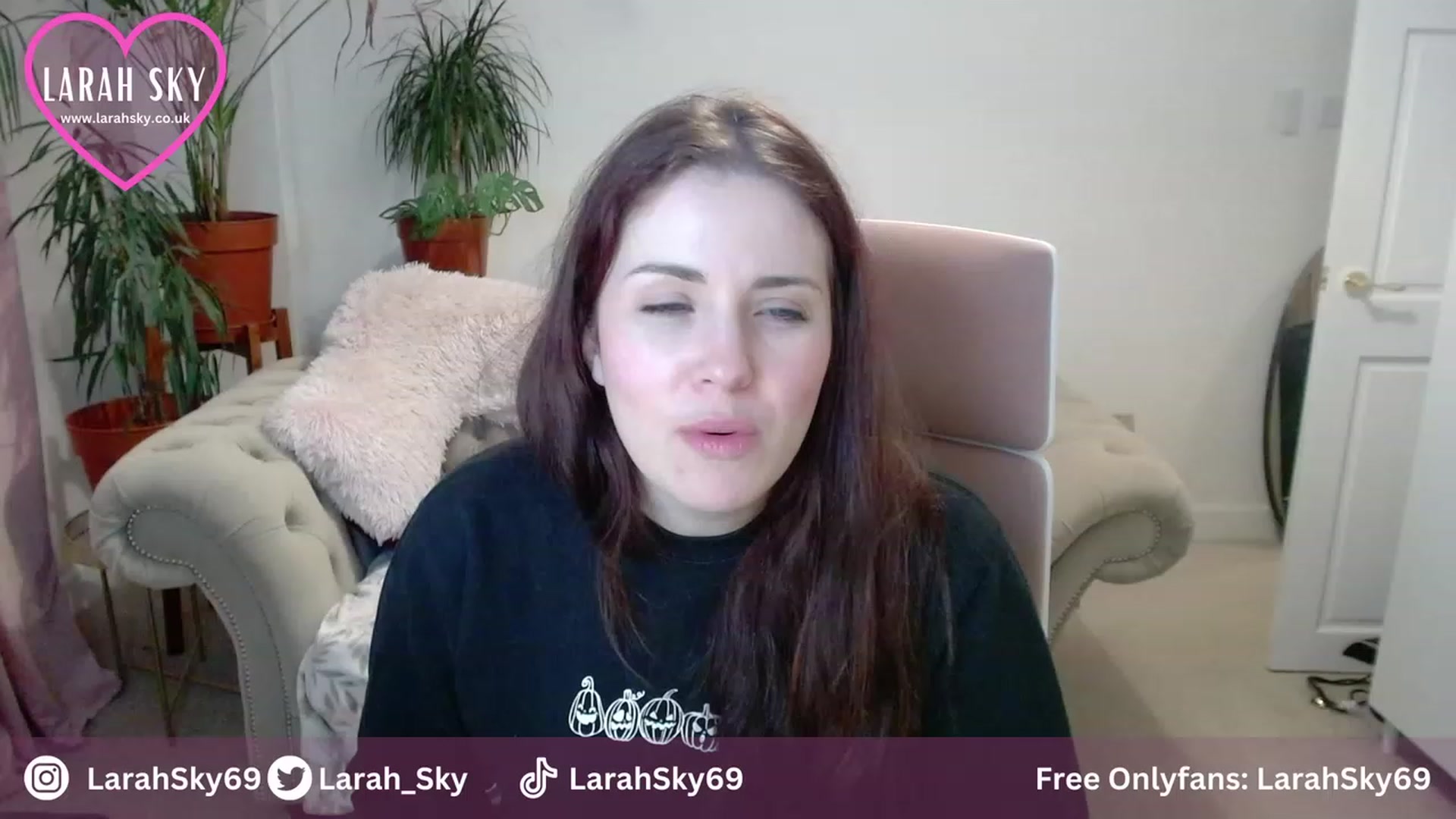 Gallery image thumbnail from Larah_Sky's myfreecams stream on, 10/25/2023, 21:32 image 10 of 20