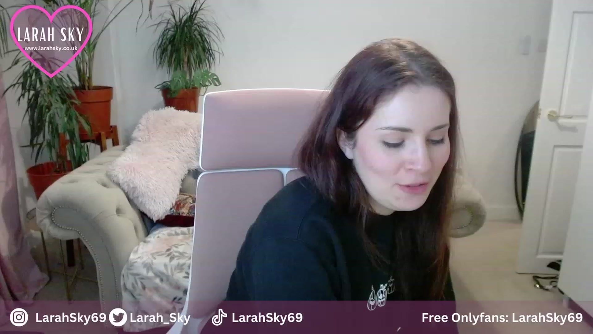 Gallery image thumbnail from Larah_Sky's myfreecams stream on, 10/25/2023, 21:32 image 9 of 20