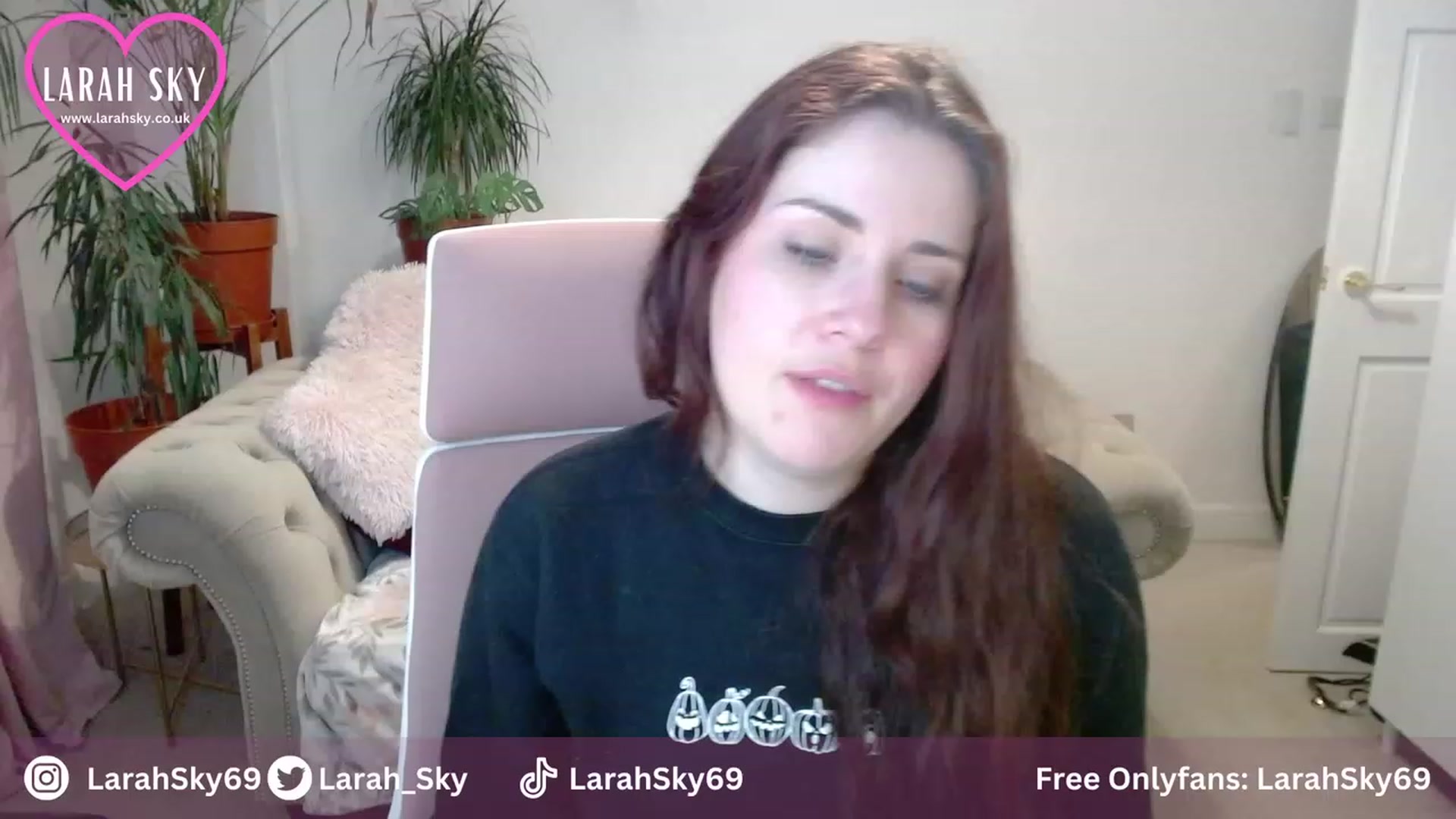 Gallery image thumbnail from Larah_Sky's myfreecams stream on, 10/25/2023, 21:32 image 3 of 20