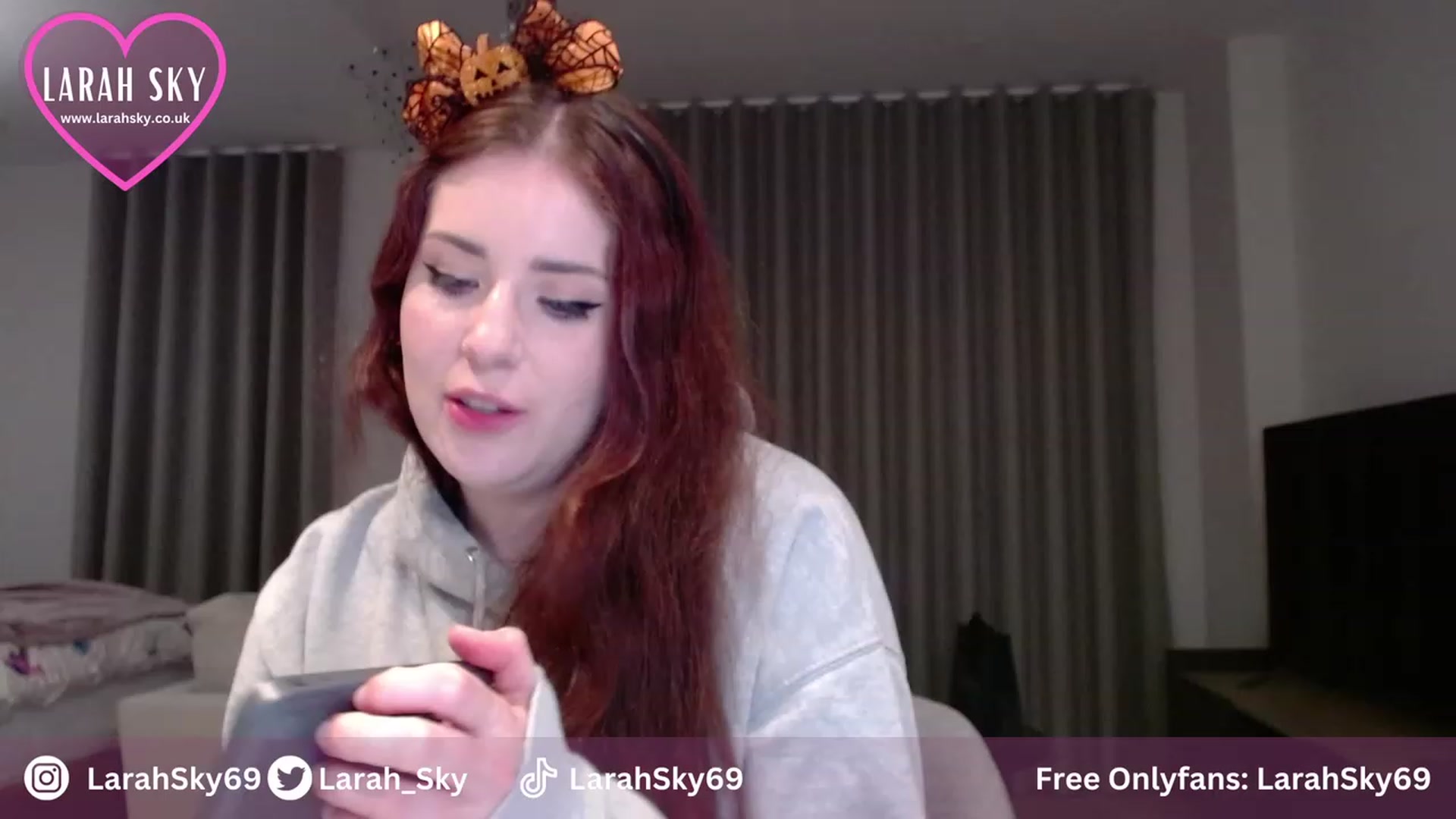 Gallery image thumbnail from Larah_Sky's myfreecams stream on, 10/29/2023, 20:21 image 6 of 20