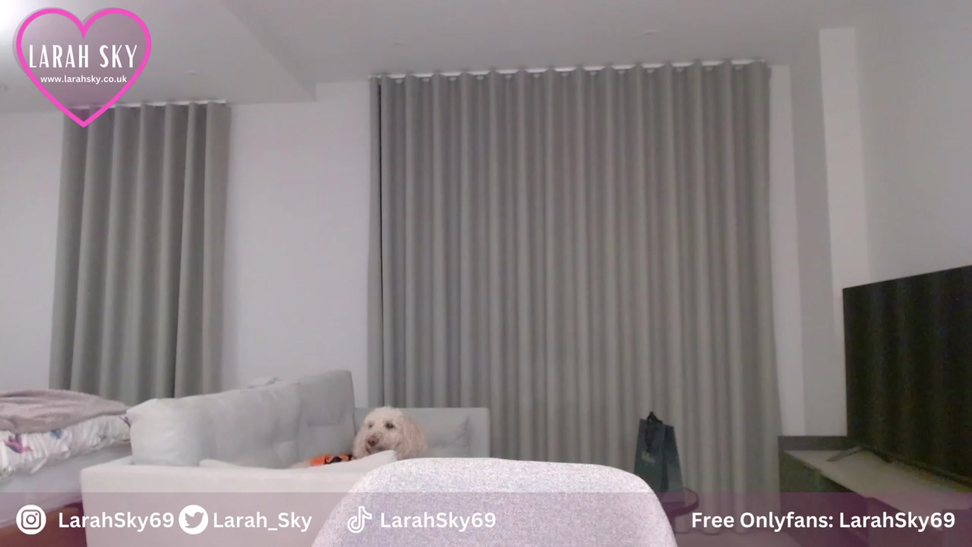 Gallery image thumbnail from Larah_Sky's myfreecams stream on, 10/29/2023, 20:21 image 5 of 20
