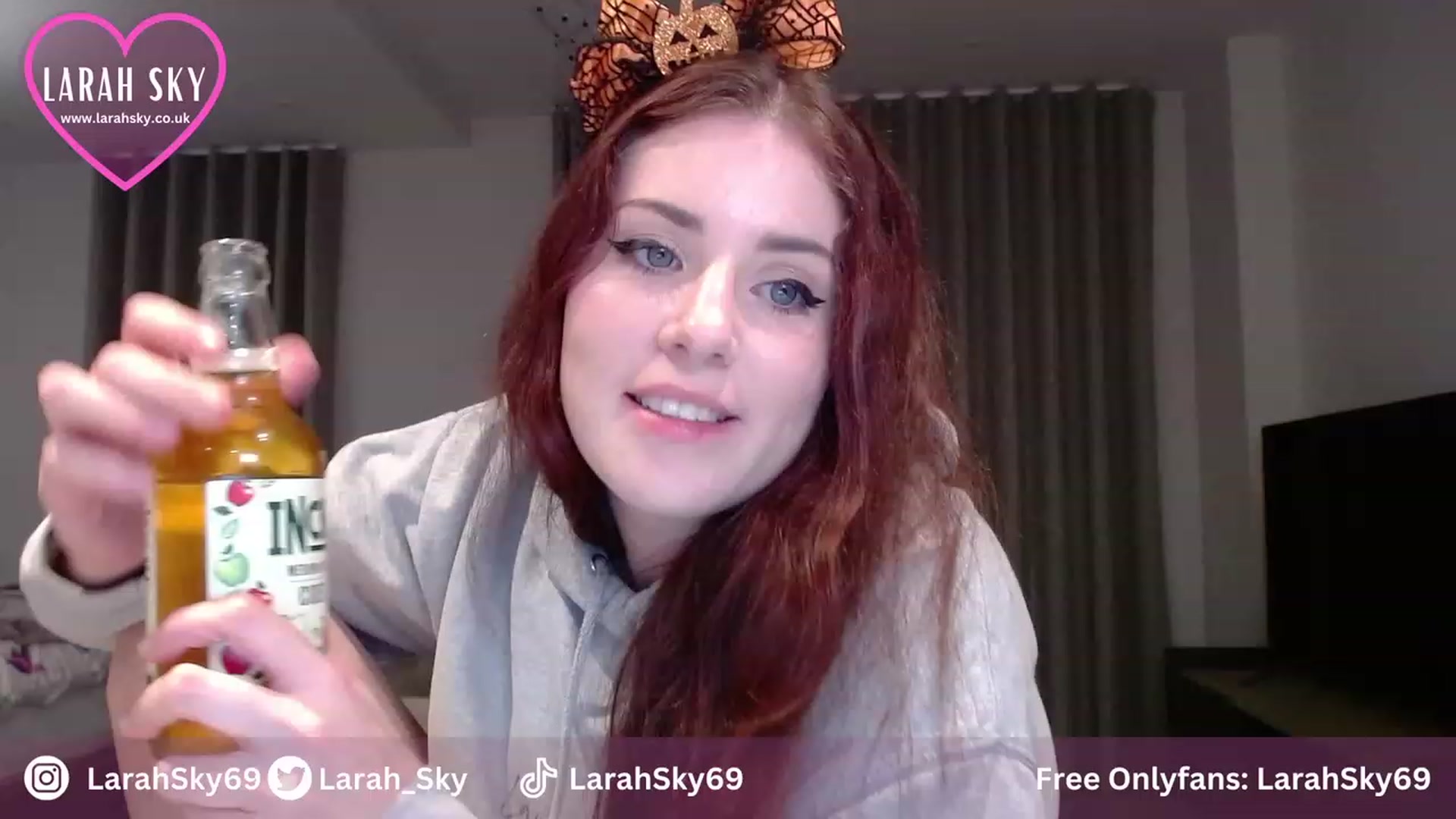 Gallery image thumbnail from Larah_Sky's myfreecams stream on, 10/29/2023, 20:21 image 18 of 20