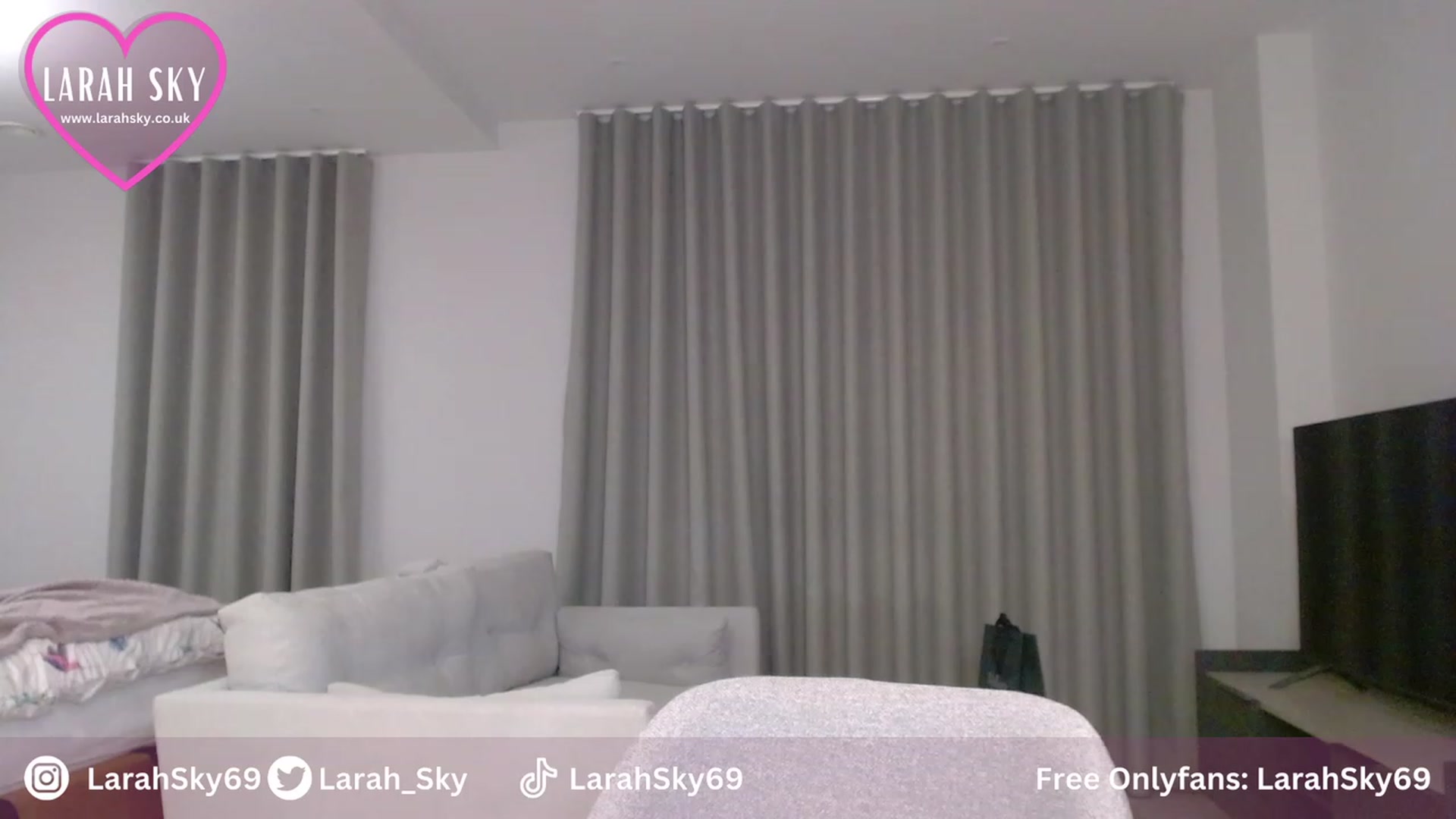 Gallery image thumbnail from Larah_Sky's myfreecams stream on, 10/29/2023, 21:29 image 14 of 20