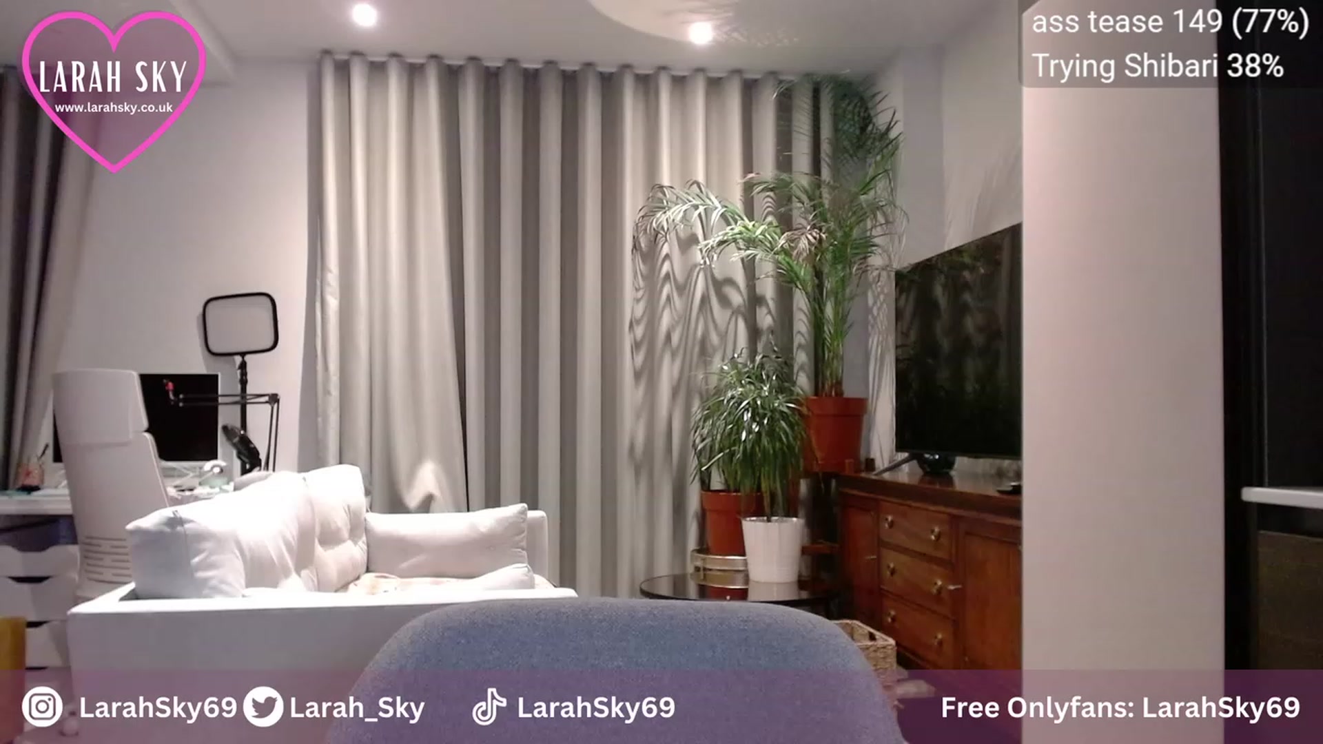 Gallery image thumbnail from Larah_Sky's myfreecams stream on, 11/04/2023, 24:07 image 17 of 20