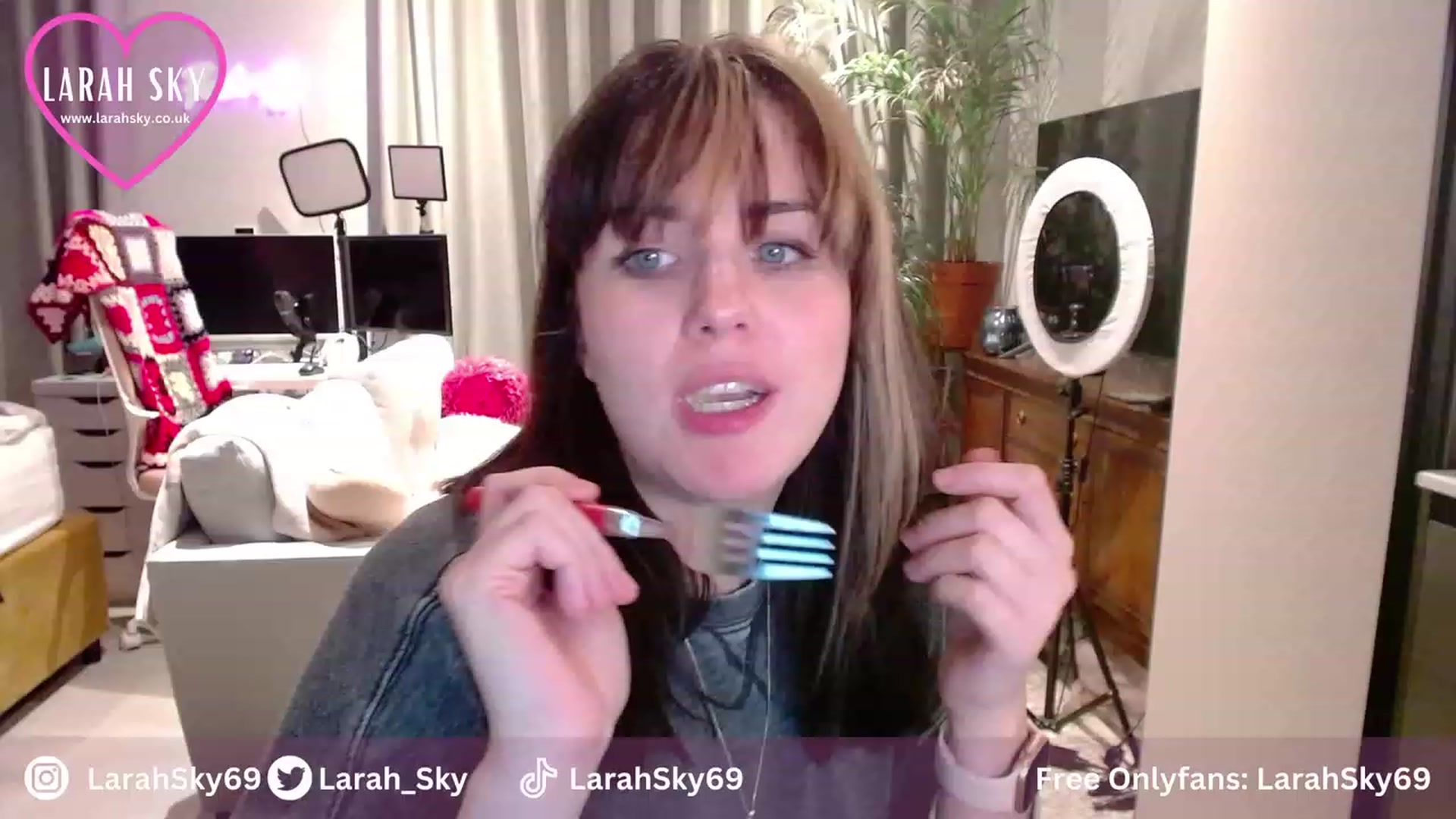 Gallery image thumbnail from Larah_Sky's myfreecams stream on, 11/23/2023, 20:51 image 16 of 20