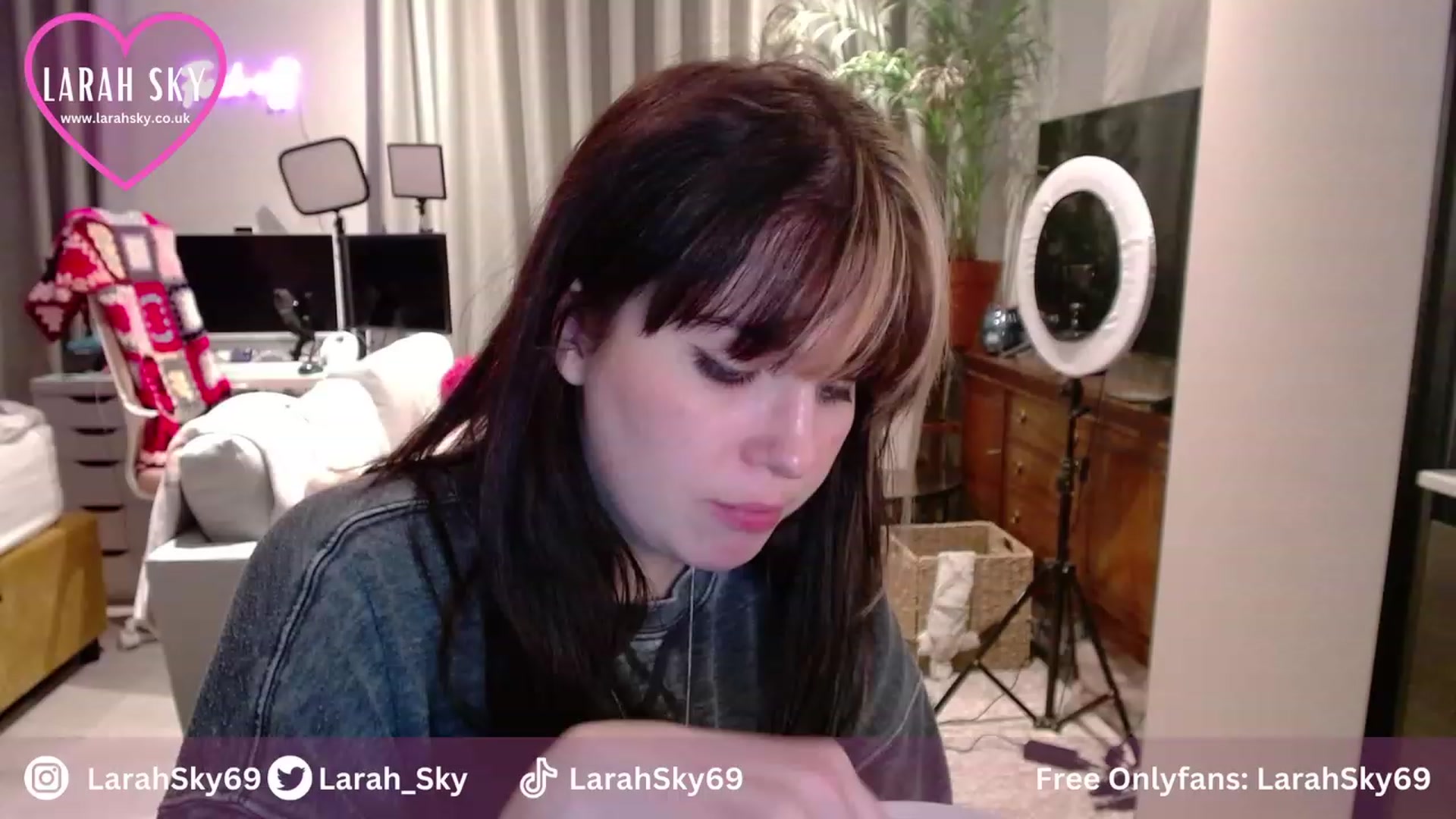 Gallery image thumbnail from Larah_Sky's myfreecams stream on, 11/23/2023, 20:51 image 18 of 20