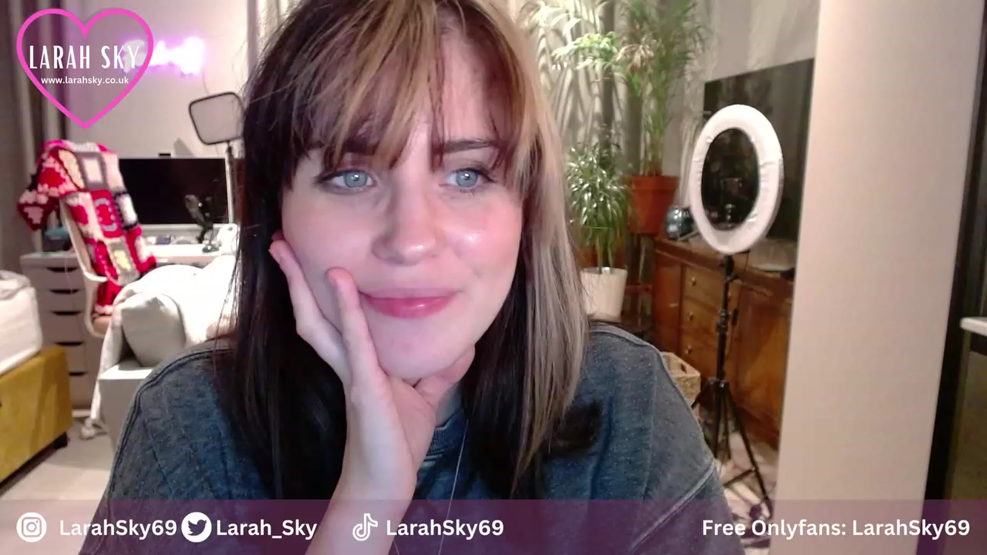 Gallery image thumbnail from Larah_Sky's myfreecams stream on, 11/23/2023, 20:51 image 1 of 20