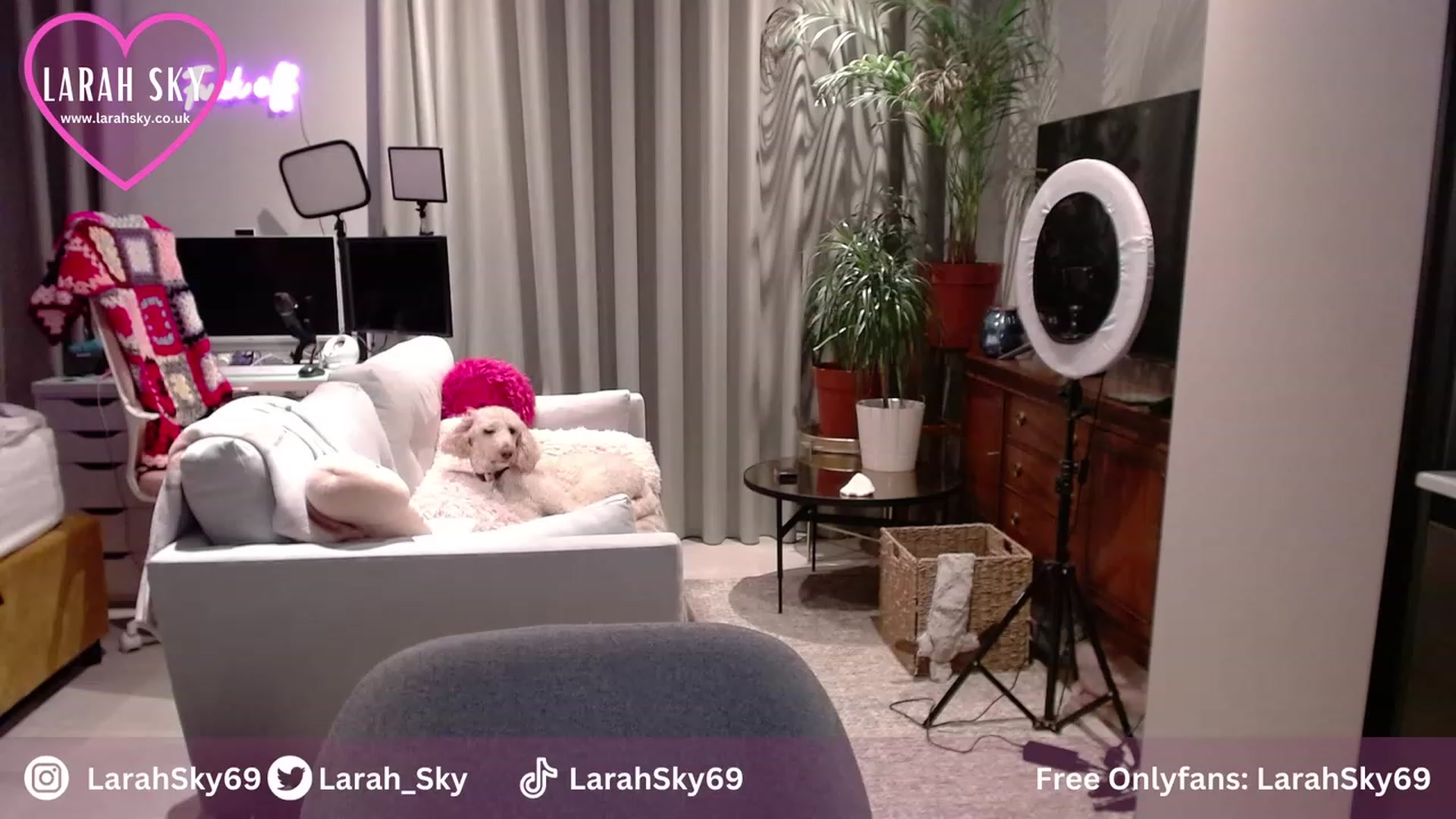 Gallery image thumbnail from Larah_Sky's myfreecams stream on, 11/23/2023, 20:51 image 11 of 20