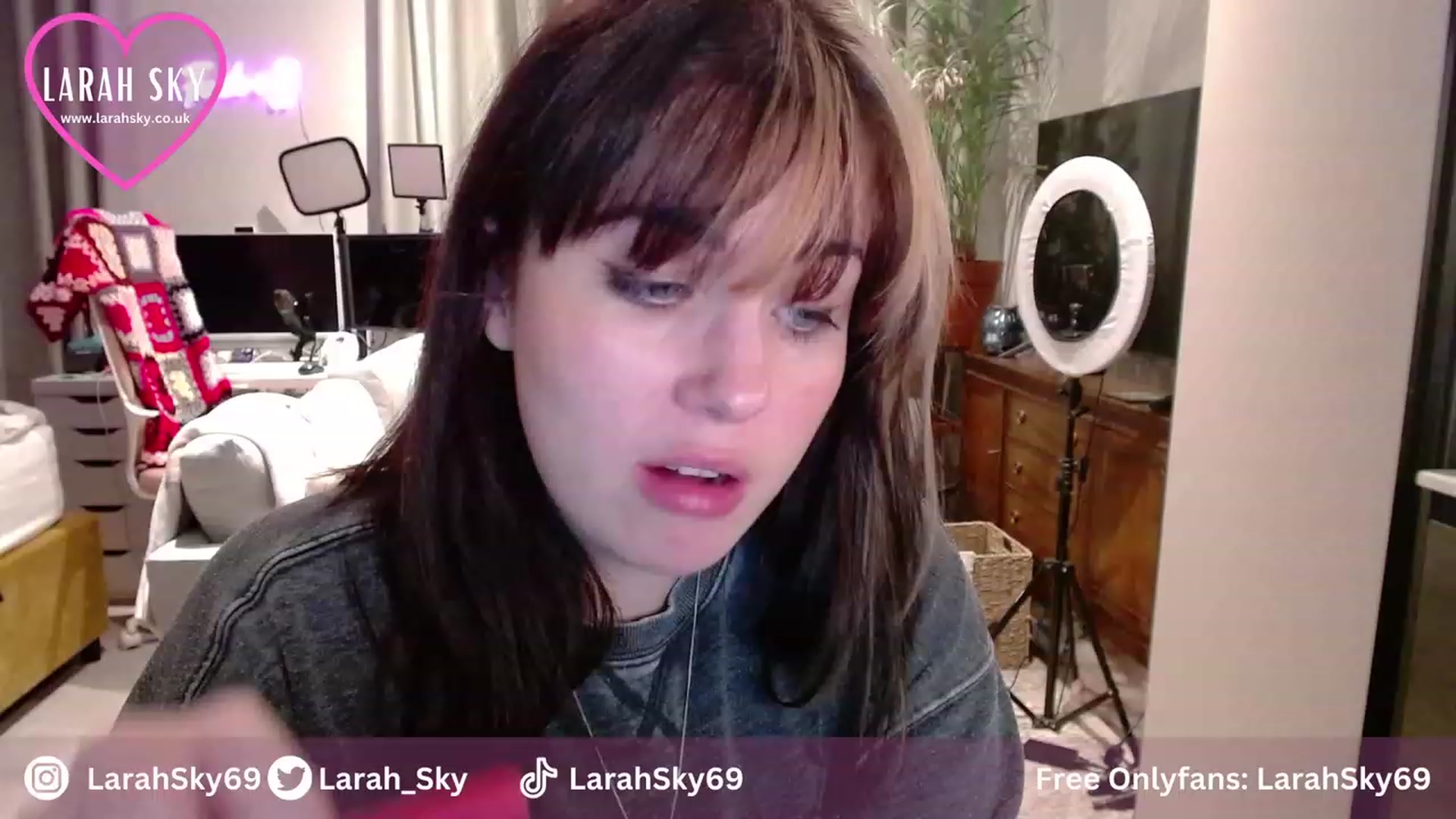 Gallery image thumbnail from Larah_Sky's myfreecams stream on, 11/23/2023, 20:51 image 17 of 20