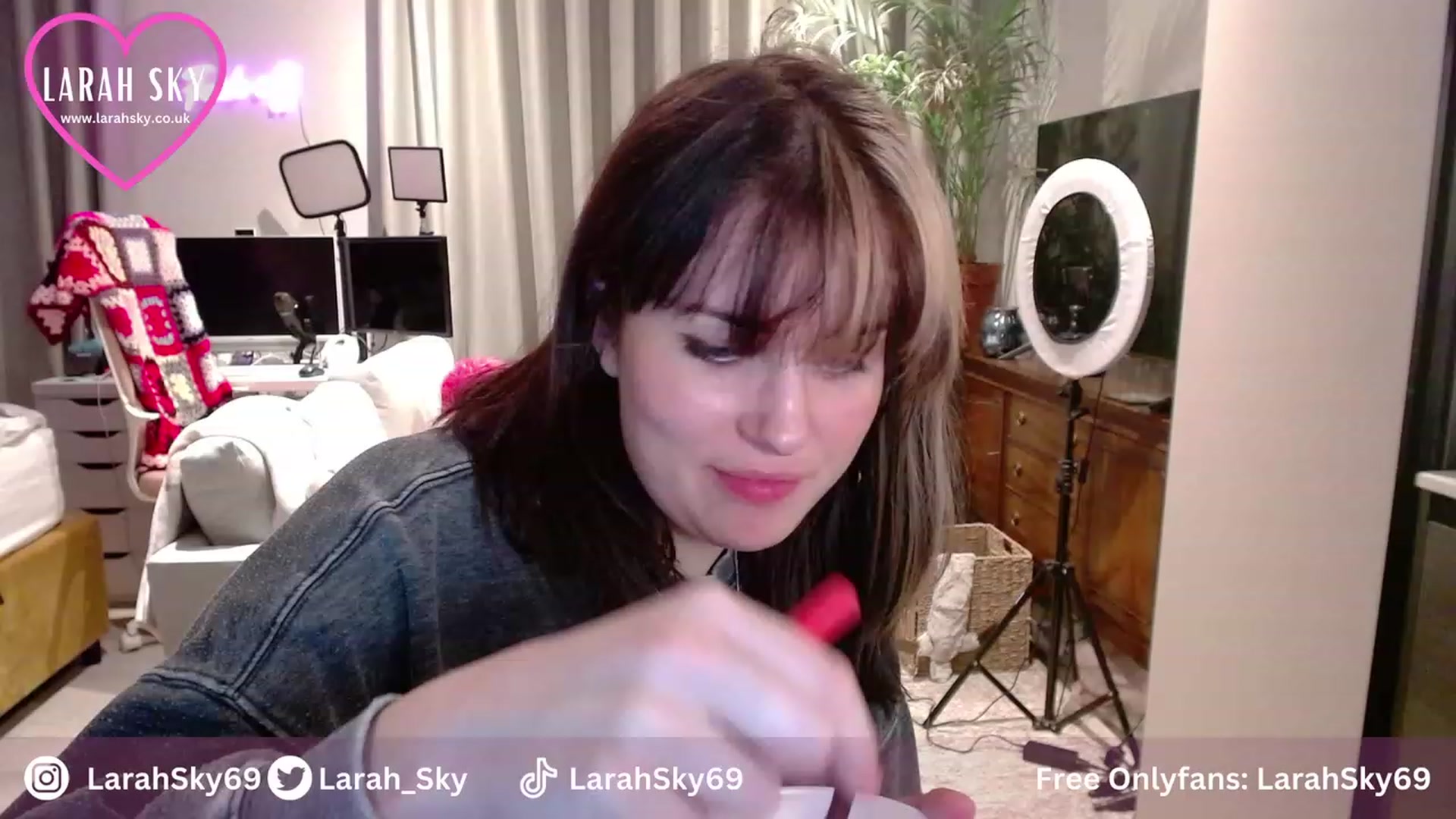 Gallery image thumbnail from Larah_Sky's myfreecams stream on, 11/23/2023, 20:51 image 13 of 20