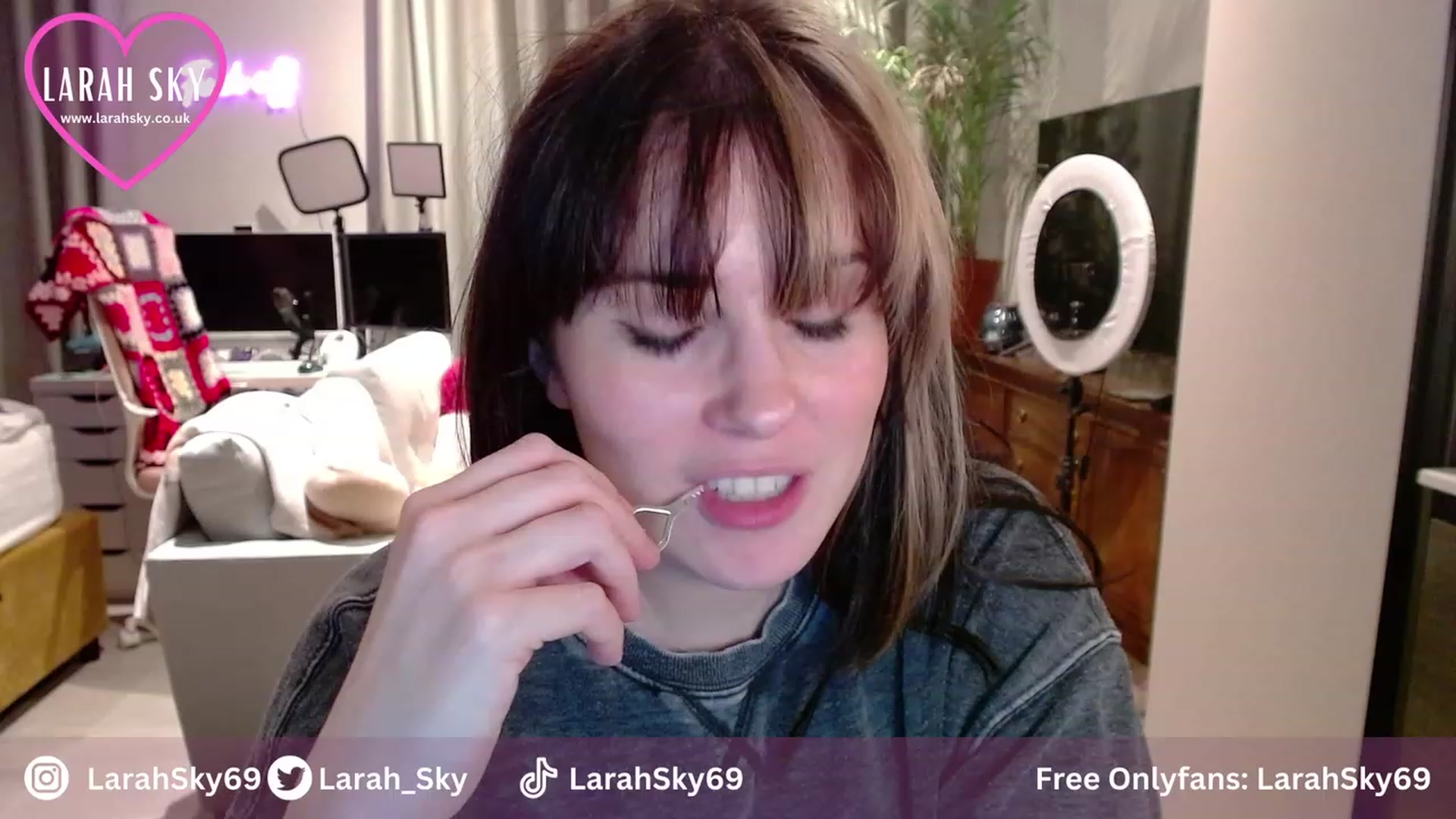 Gallery image thumbnail from Larah_Sky's myfreecams stream on, 11/23/2023, 20:51 image 4 of 20