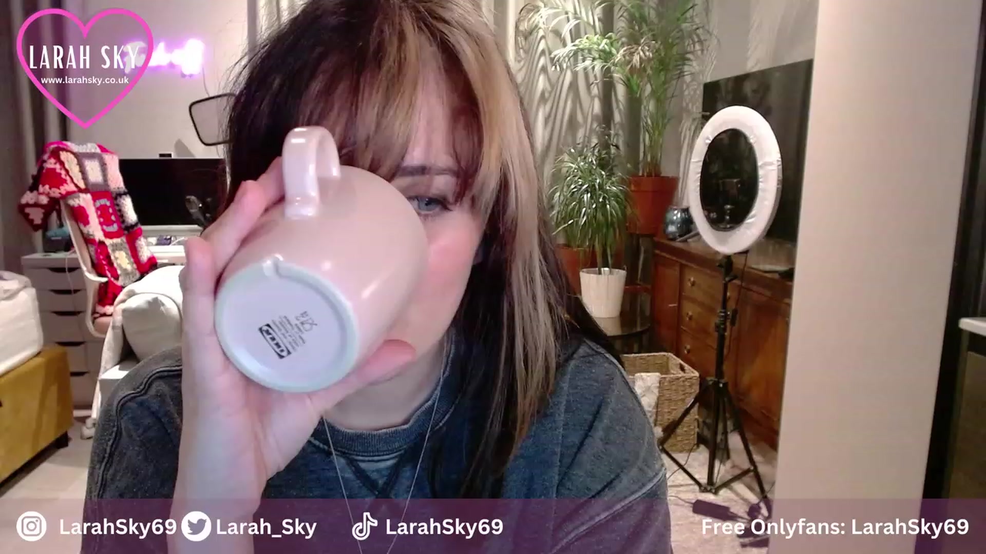 Gallery image thumbnail from Larah_Sky's myfreecams stream on, 11/23/2023, 20:51 image 6 of 20
