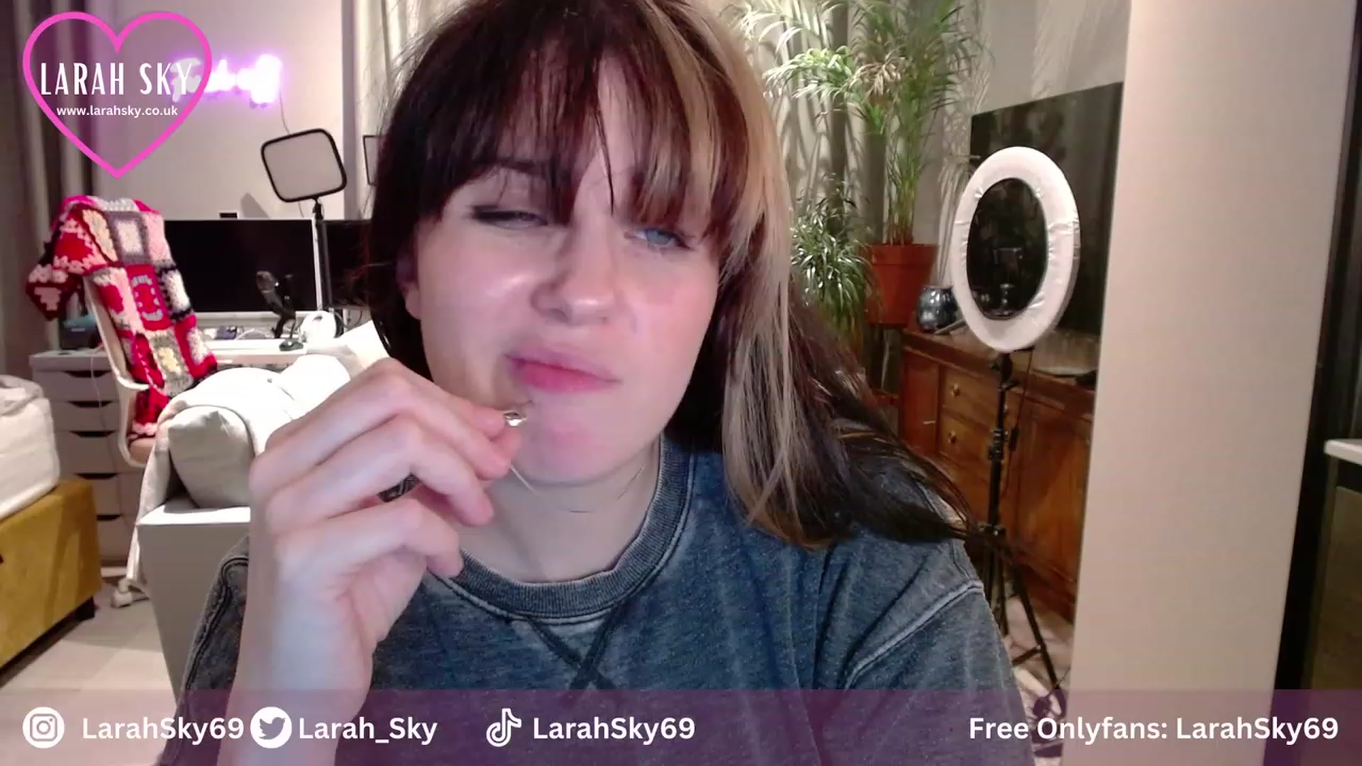 Gallery image thumbnail from Larah_Sky's myfreecams stream on, 11/23/2023, 20:51 image 3 of 20