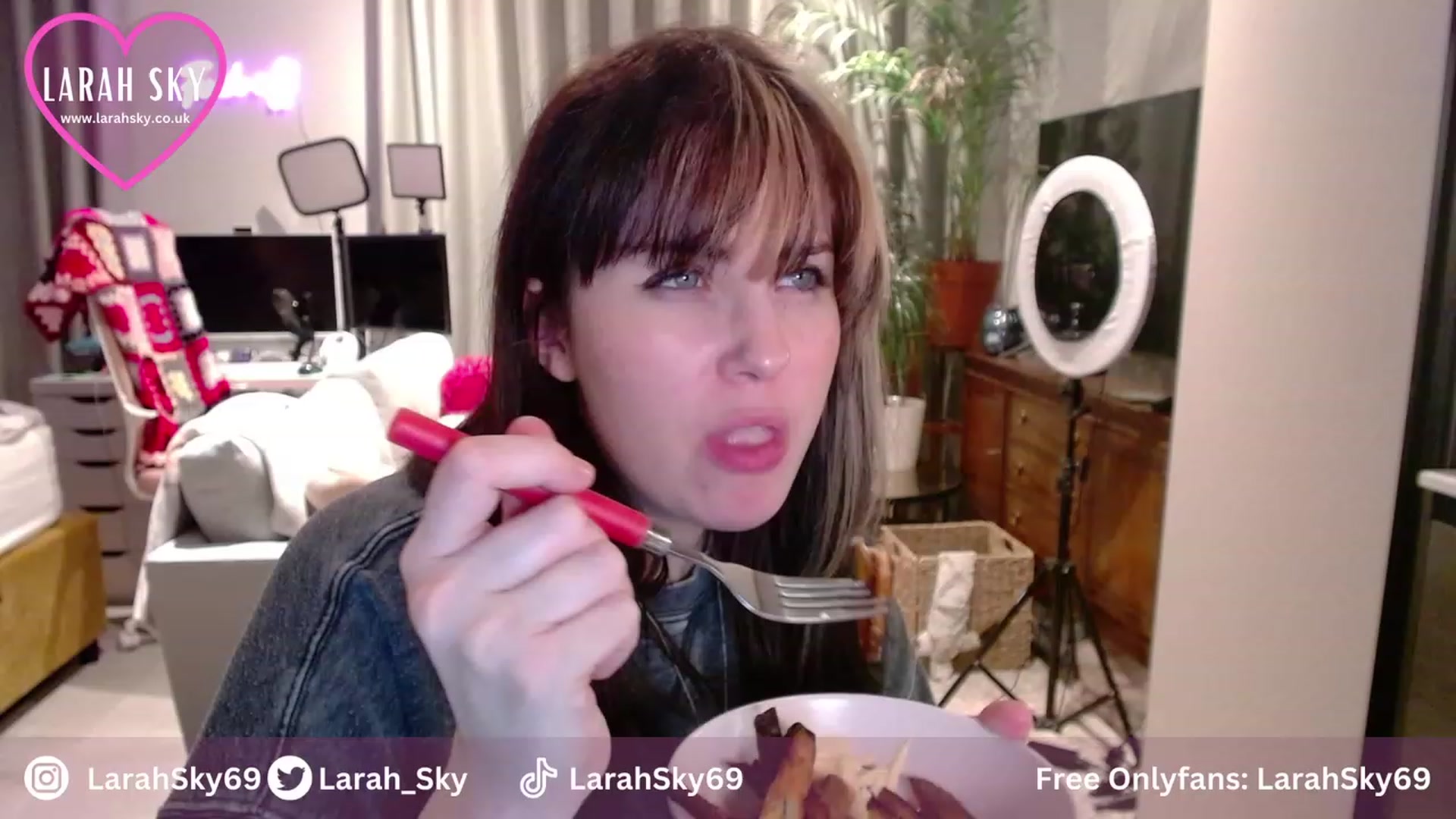 Gallery image thumbnail from Larah_Sky's myfreecams stream on, 11/23/2023, 20:51 image 14 of 20
