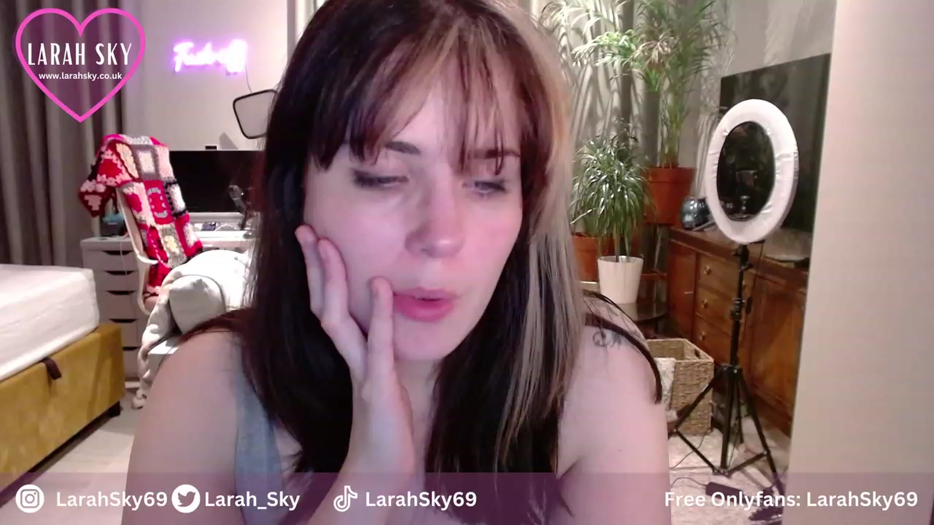 Gallery image thumbnail from Larah_Sky's myfreecams stream on, 11/24/2023, 24:30 image 20 of 20