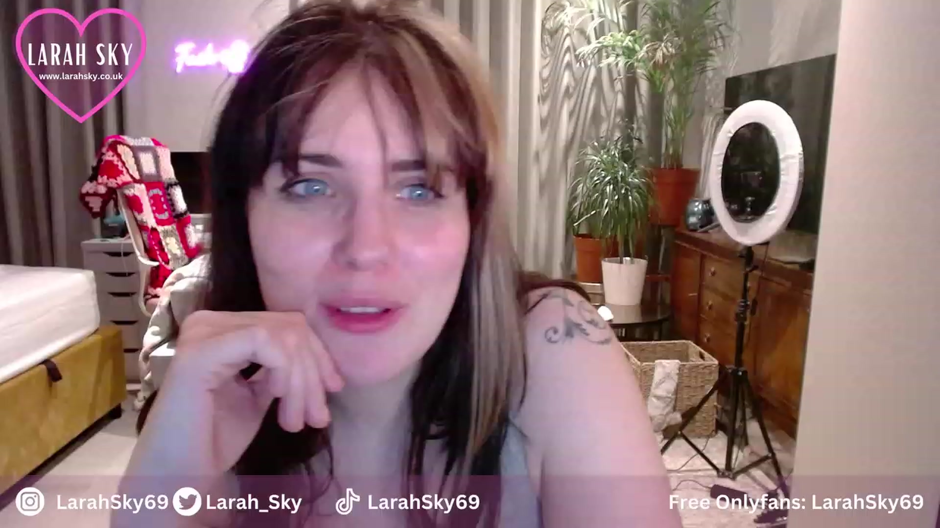 Gallery image thumbnail from Larah_Sky's myfreecams stream on, 11/24/2023, 24:30 image 10 of 20