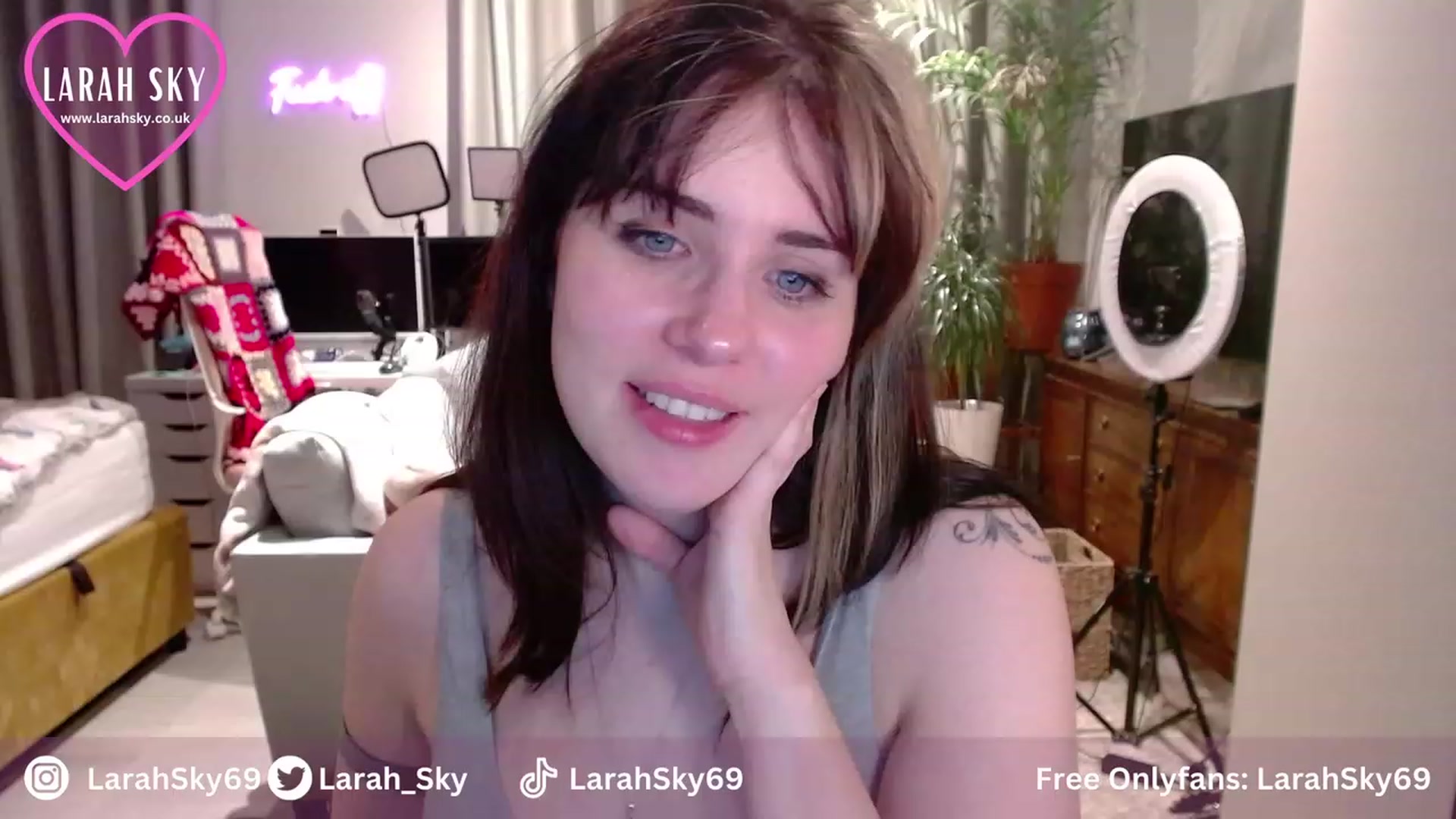 Gallery image thumbnail from Larah_Sky's myfreecams stream on, 11/24/2023, 24:30 image 5 of 20