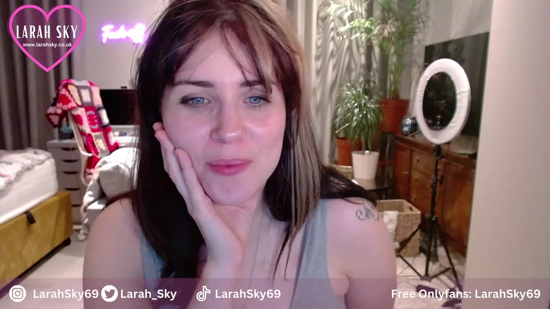 Gallery image thumbnail from Larah_Sky's myfreecams stream on, 11/24/2023, 24:30 image 6 of 20