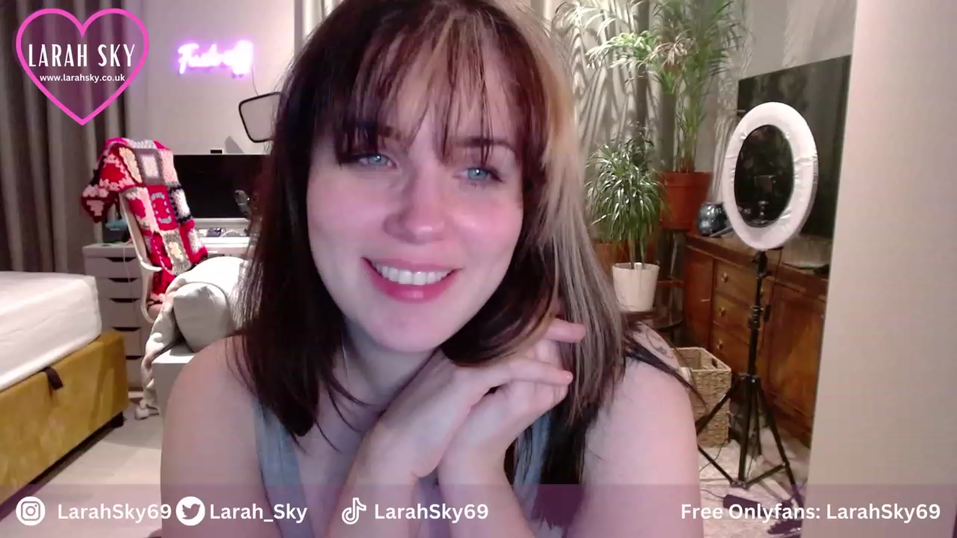 Gallery image thumbnail from Larah_Sky's myfreecams stream on, 11/24/2023, 24:30 image 17 of 20