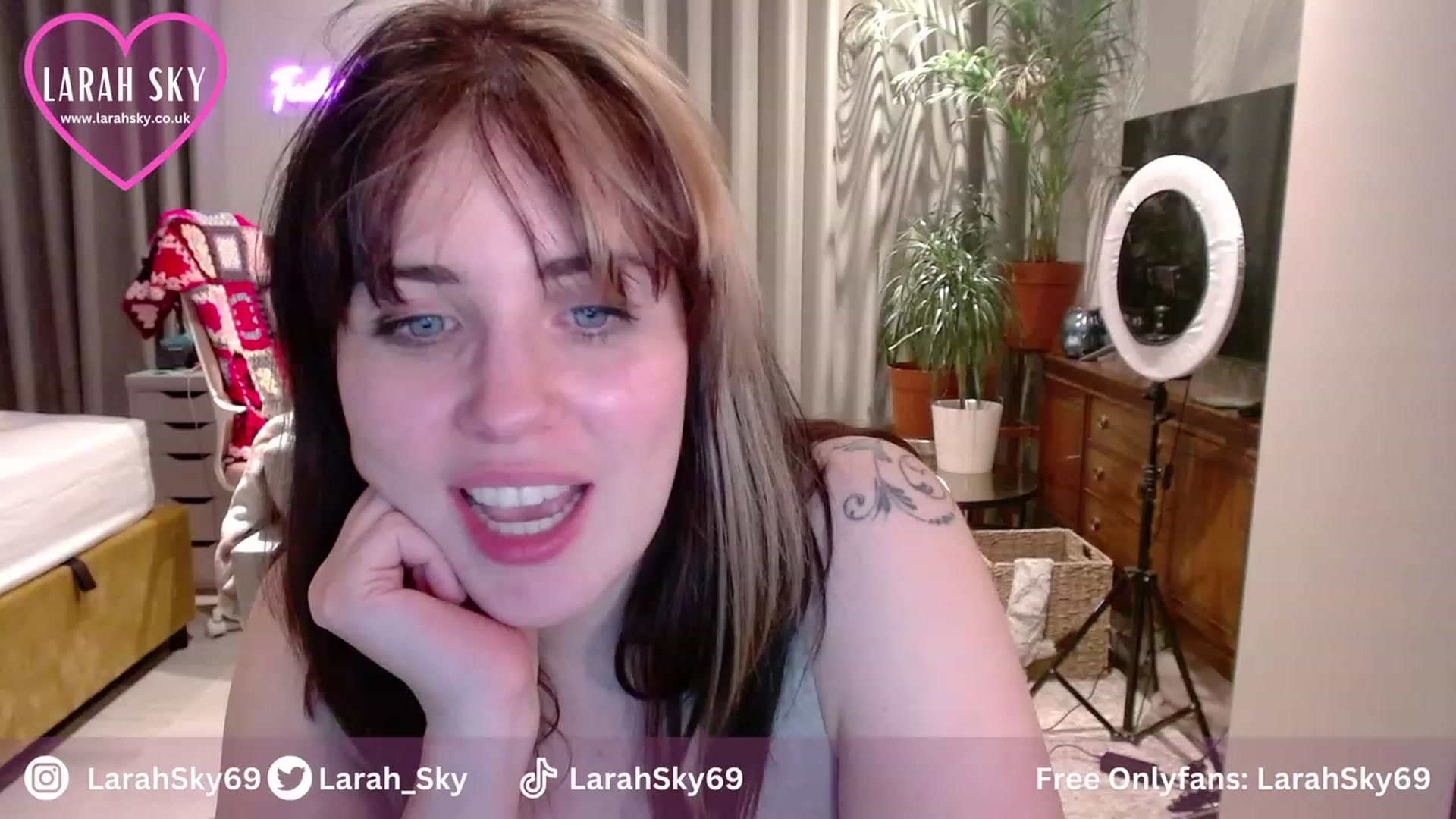 Gallery image thumbnail from Larah_Sky's myfreecams stream on, 11/24/2023, 24:30 image 11 of 20