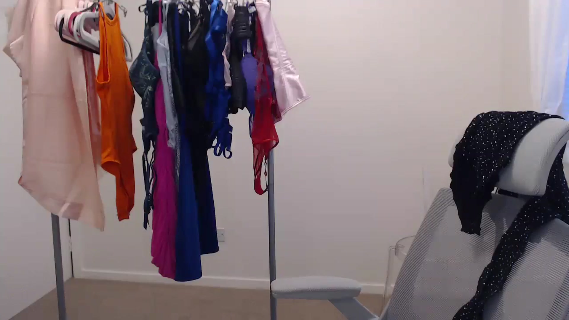Gallery image thumbnail from Larah_Sky's myfreecams stream on, 06/16/2024, 21:02 image 13 of 20