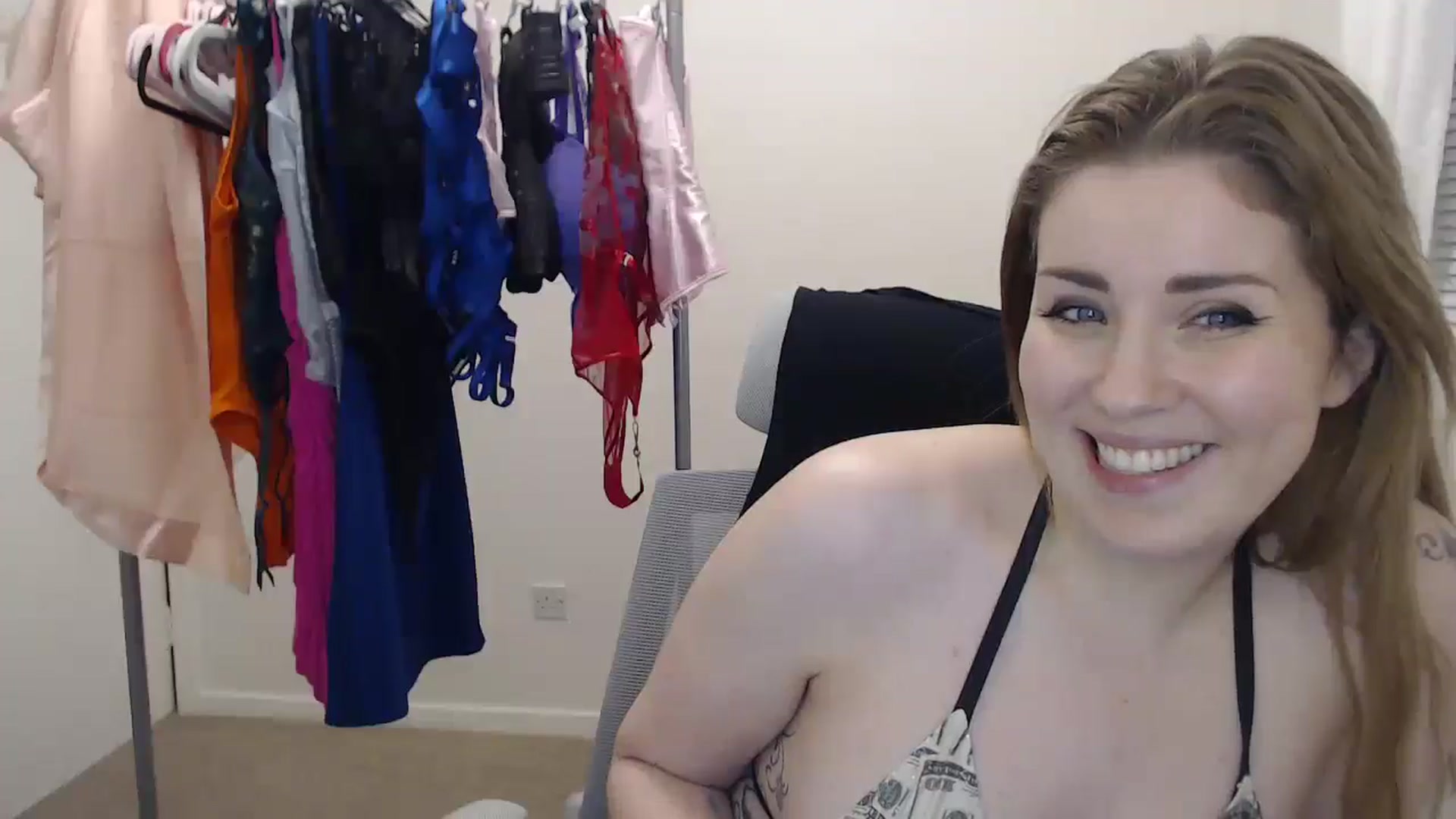 Gallery image thumbnail from Larah_Sky's myfreecams stream on, 06/16/2024, 22:14 image 20 of 20