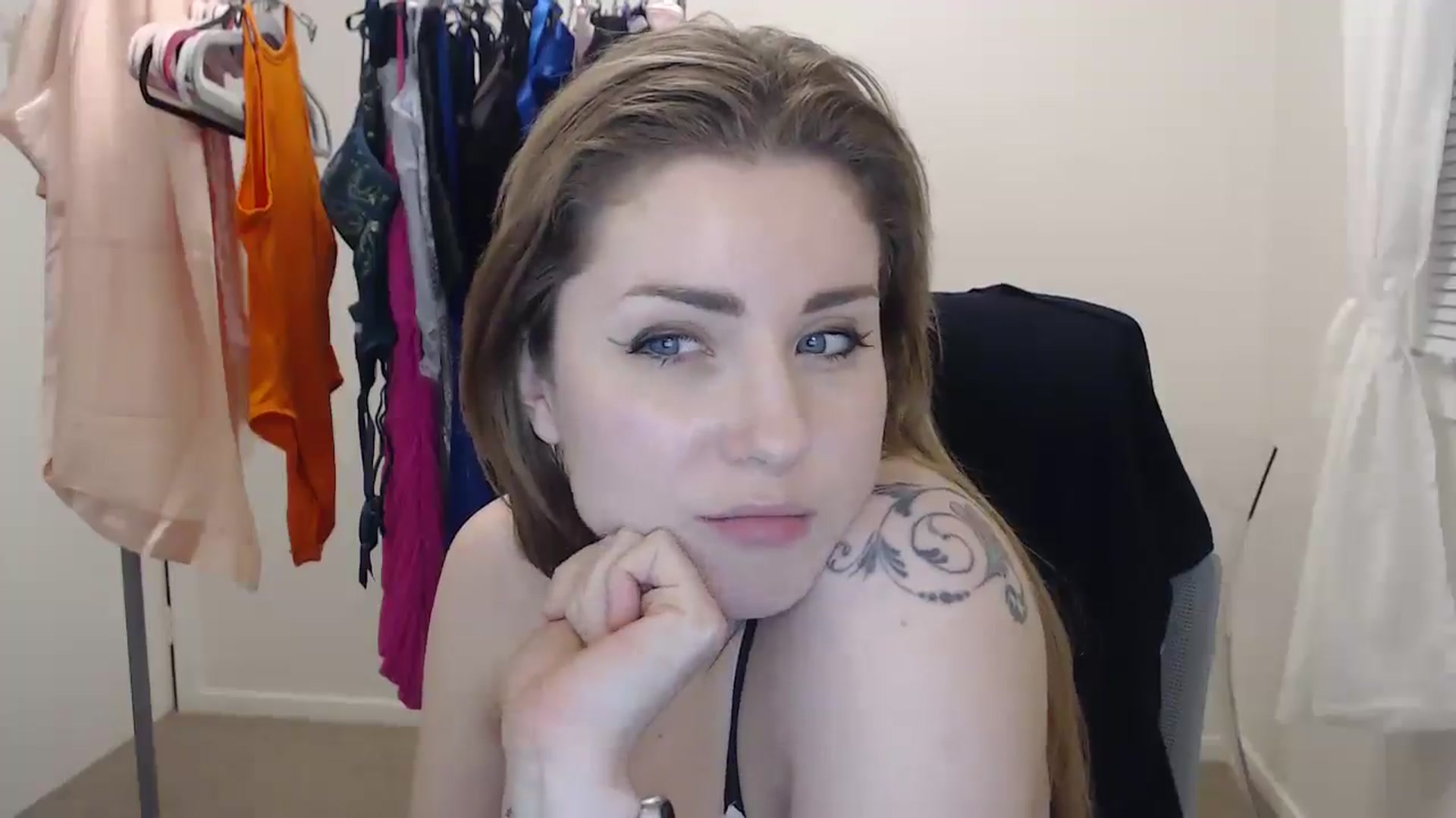 Gallery image thumbnail from Larah_Sky's myfreecams stream on, 06/16/2024, 22:14 image 18 of 20