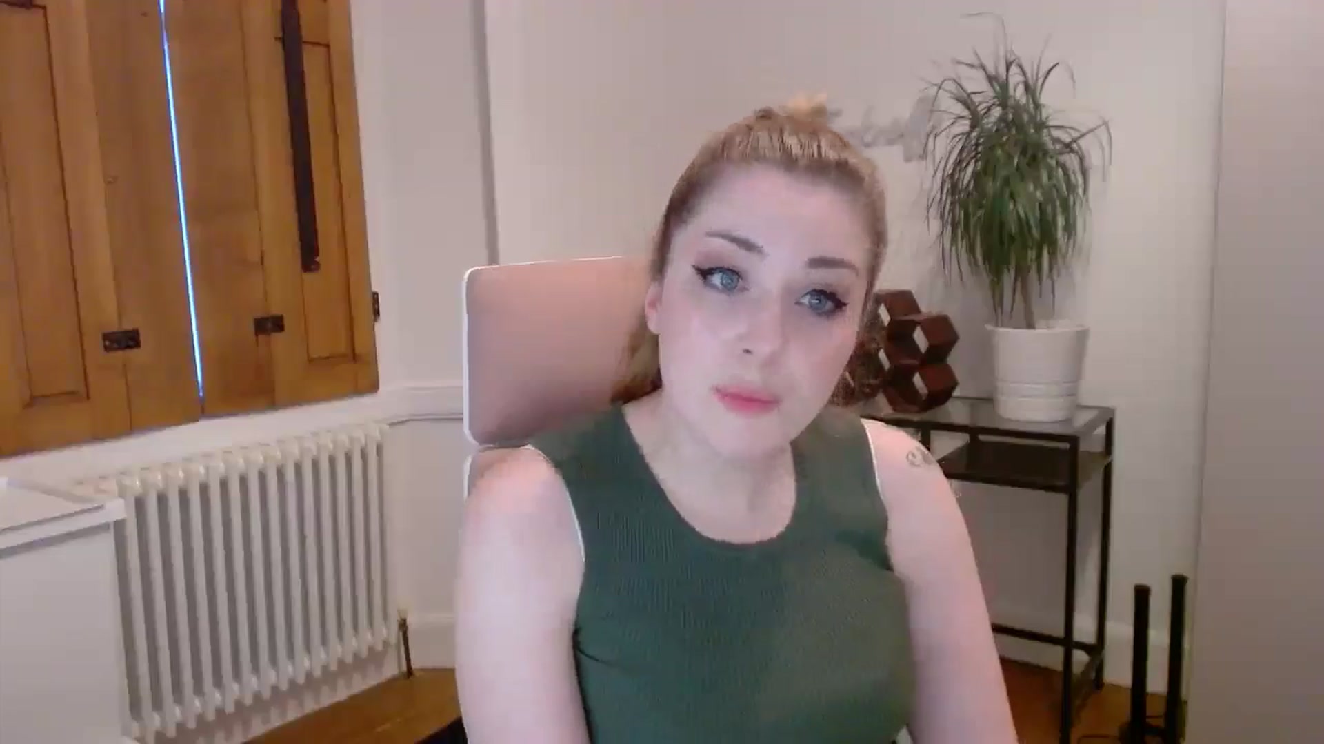 Gallery image thumbnail from Larah_Sky's myfreecams stream on, 06/17/2024, 21:44 image 8 of 20