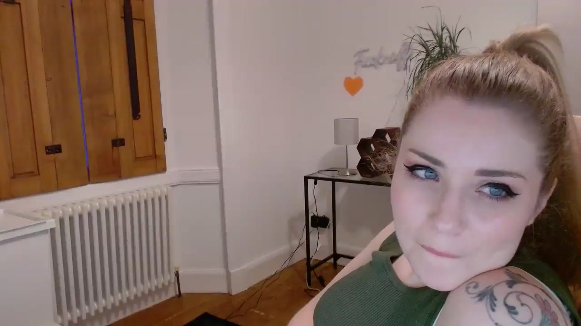 Gallery image thumbnail from Larah_Sky's myfreecams stream on, 06/17/2024, 21:44 image 16 of 20