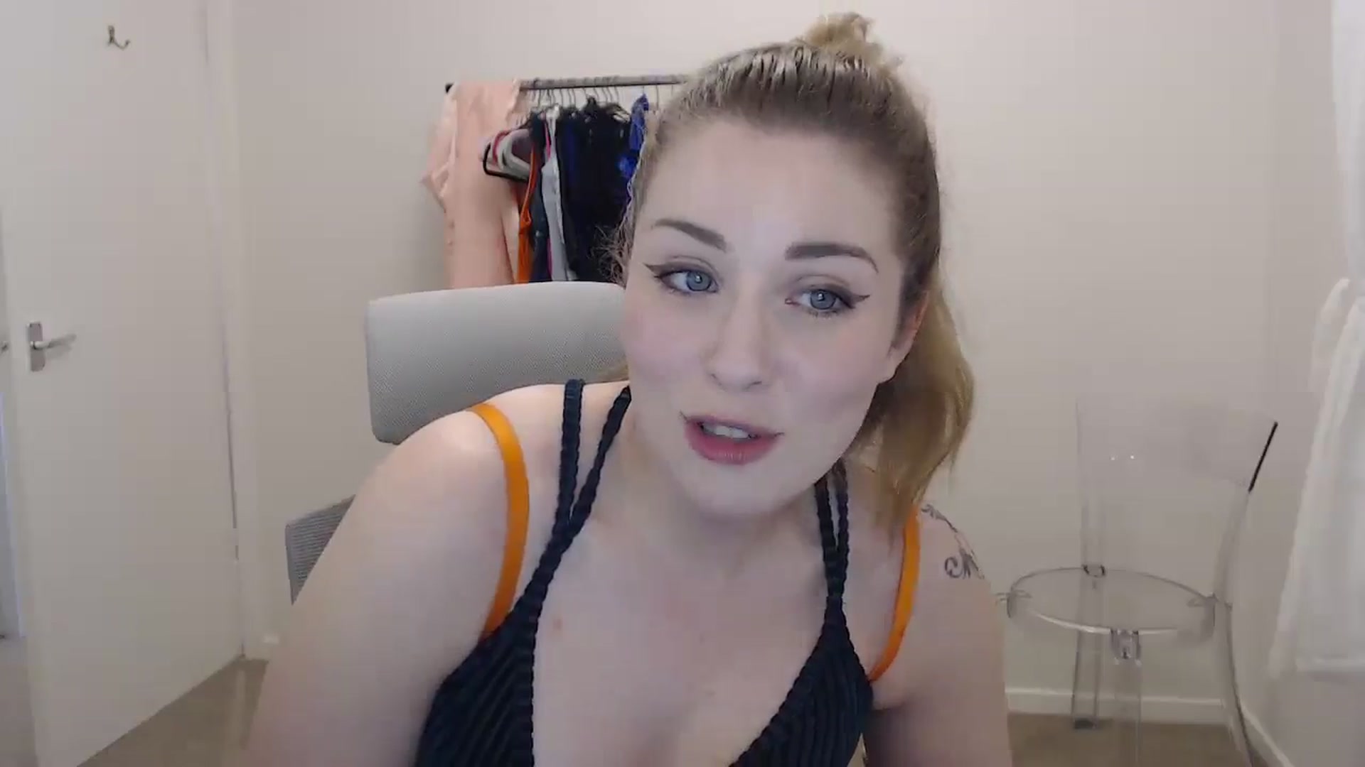 Gallery image thumbnail from Larah_Sky's myfreecams stream on, 06/19/2024, 23:53 image 10 of 20