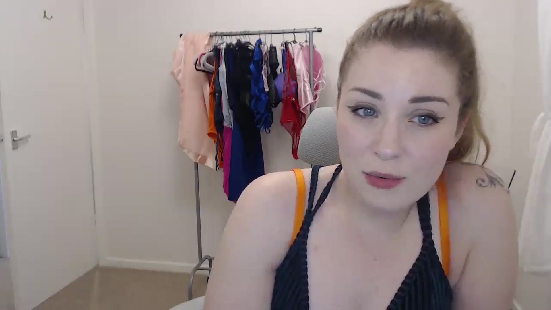 Gallery image thumbnail from Larah_Sky's myfreecams stream on, 06/19/2024, 23:53 image 5 of 20