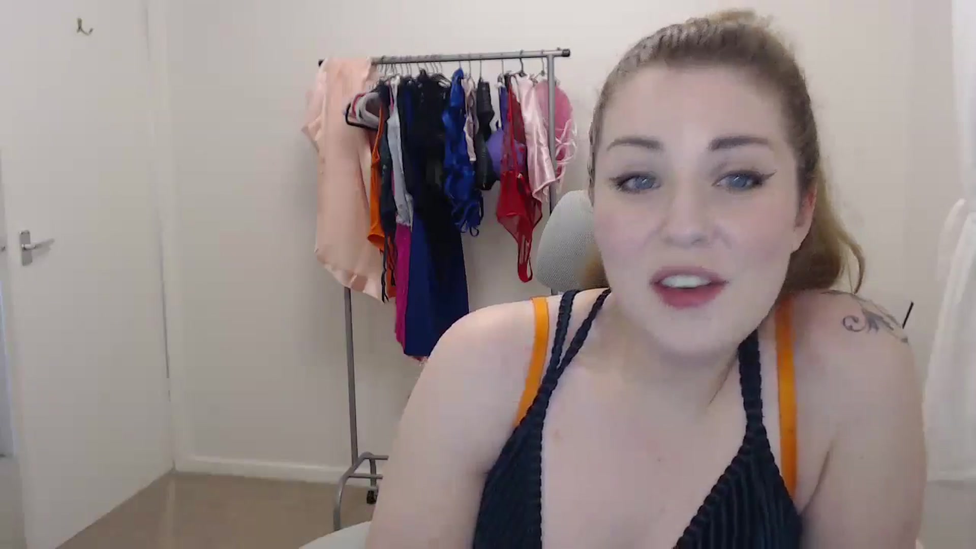 Gallery image thumbnail from Larah_Sky's myfreecams stream on, 06/19/2024, 23:53 image 6 of 20