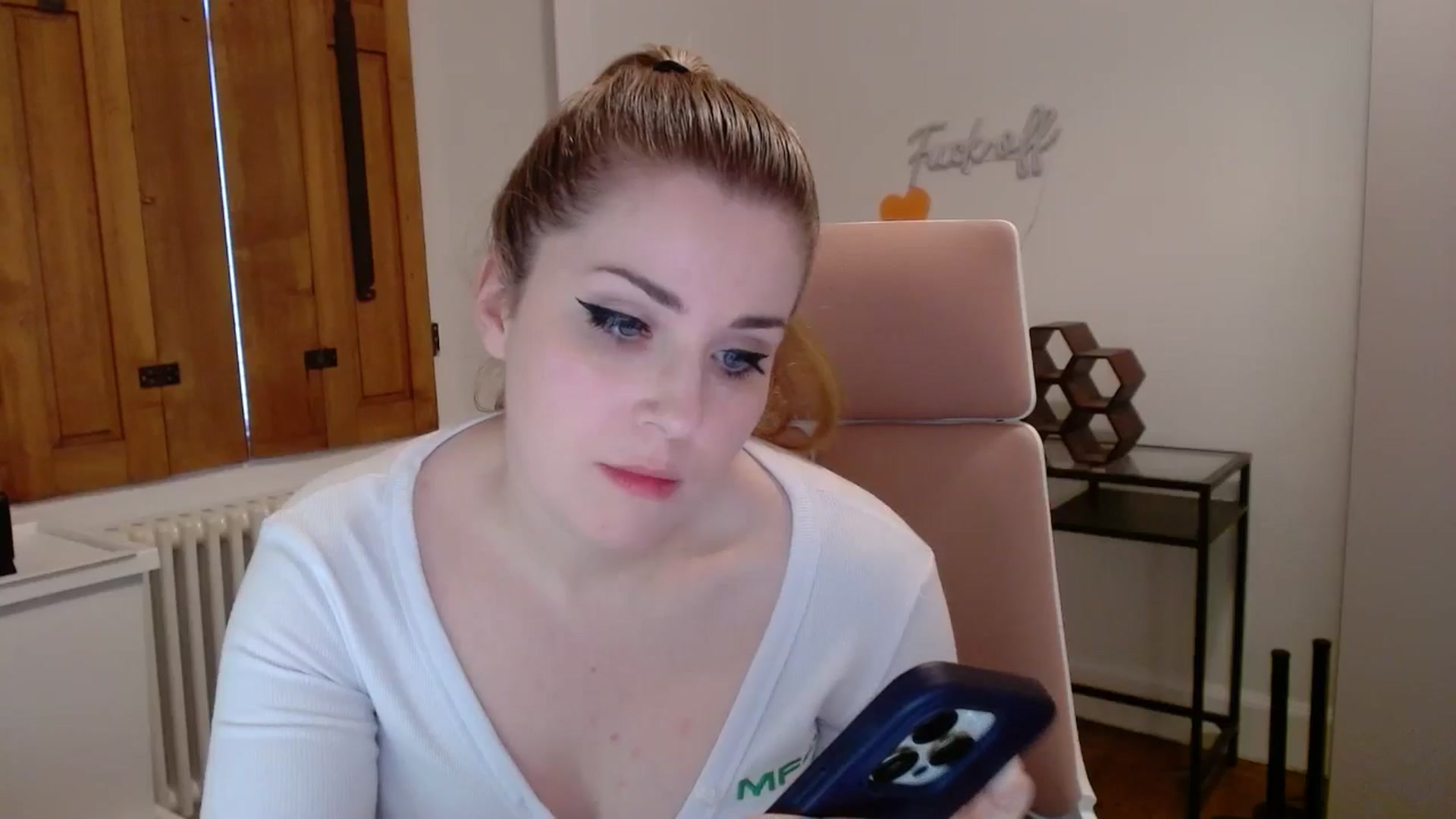 Gallery image thumbnail from Larah_Sky's myfreecams stream on, 06/25/2024, 21:16 image 8 of 20