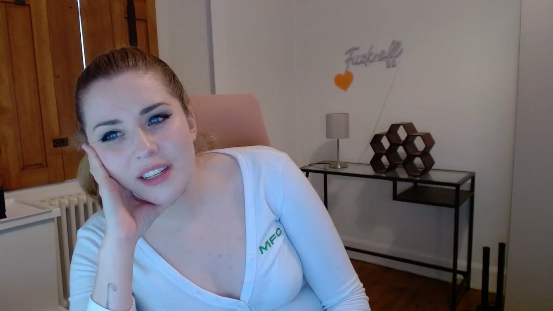 Gallery image thumbnail from Larah_Sky's myfreecams stream on, 06/25/2024, 21:16 image 1 of 20