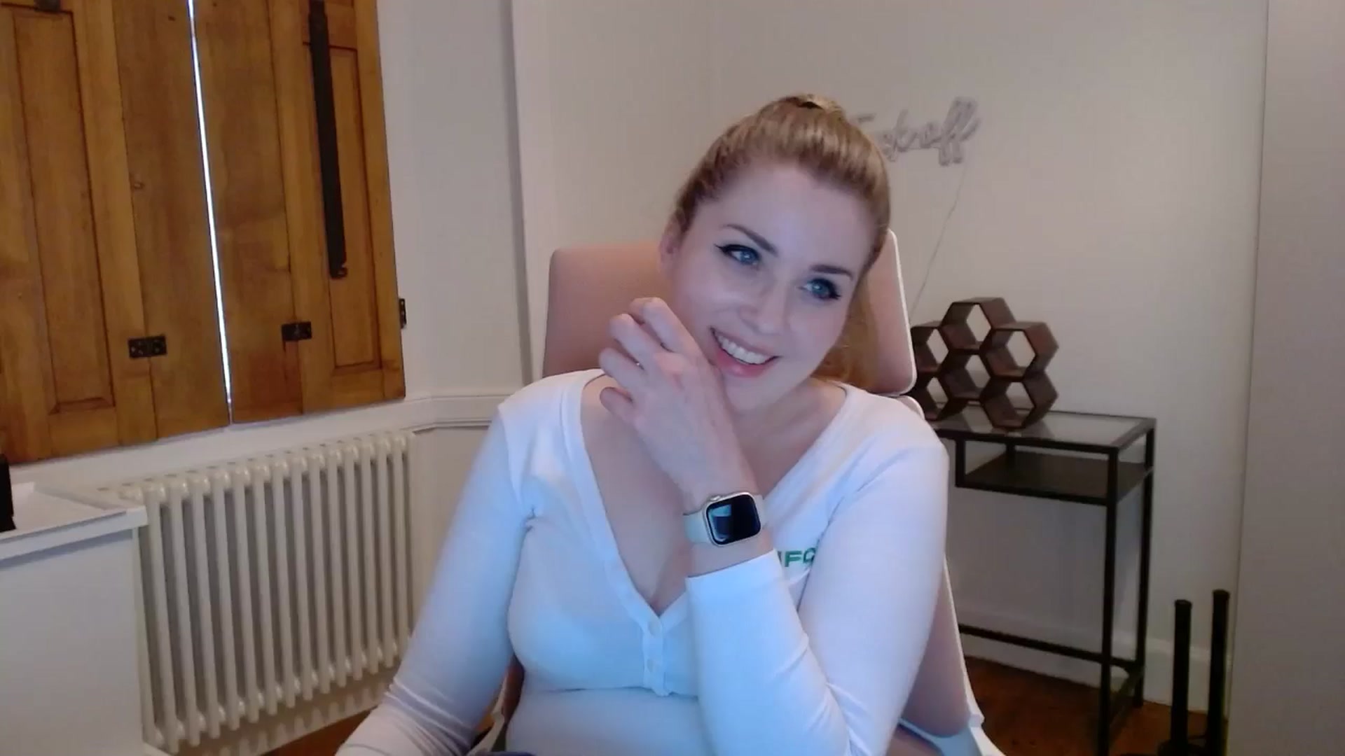 Gallery image thumbnail from Larah_Sky's myfreecams stream on, 06/25/2024, 21:16 image 3 of 20