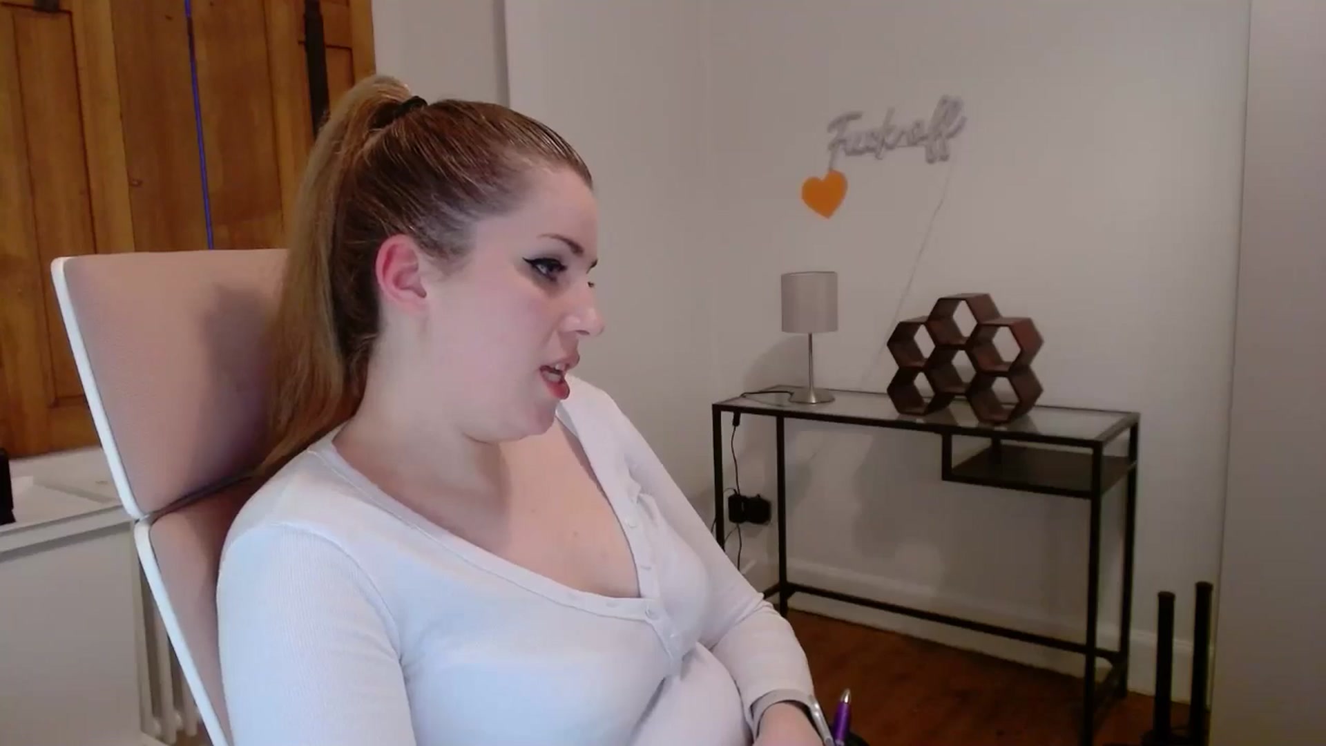 Gallery image thumbnail from Larah_Sky's myfreecams stream on, 06/25/2024, 21:16 image 19 of 20