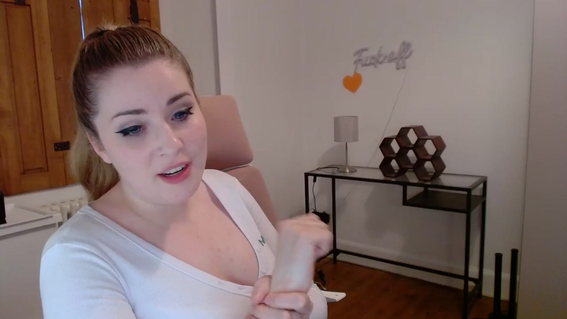 Gallery image thumbnail from Larah_Sky's myfreecams stream on, 06/25/2024, 21:16 image 10 of 20