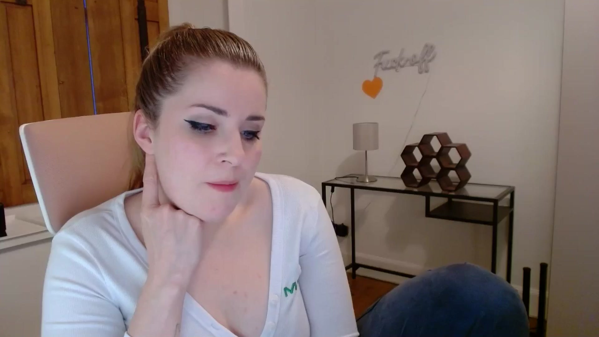 Gallery image thumbnail from Larah_Sky's myfreecams stream on, 06/25/2024, 21:16 image 16 of 20