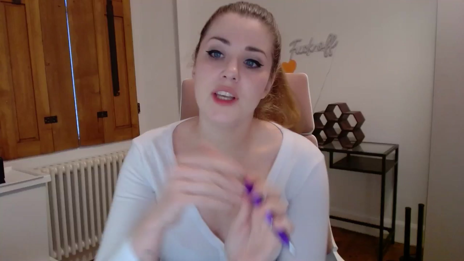 Gallery image thumbnail from Larah_Sky's myfreecams stream on, 06/25/2024, 21:16 image 6 of 20
