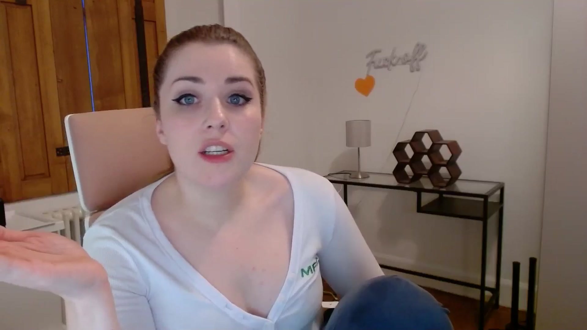 Gallery image thumbnail from Larah_Sky's myfreecams stream on, 06/25/2024, 21:16 image 15 of 20