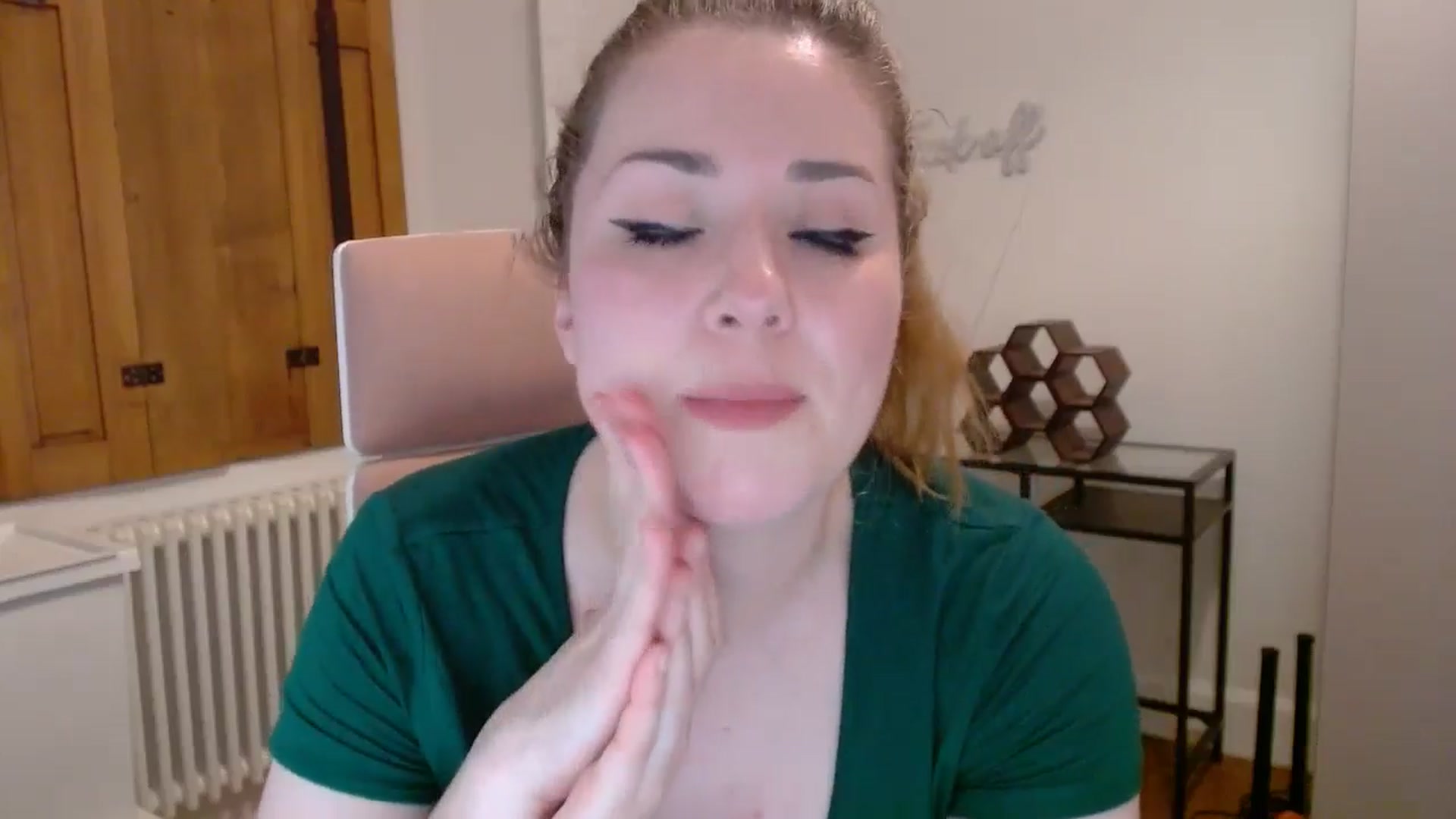 Gallery image thumbnail from Larah_Sky's myfreecams stream on, 06/27/2024, 22:33 image 16 of 20