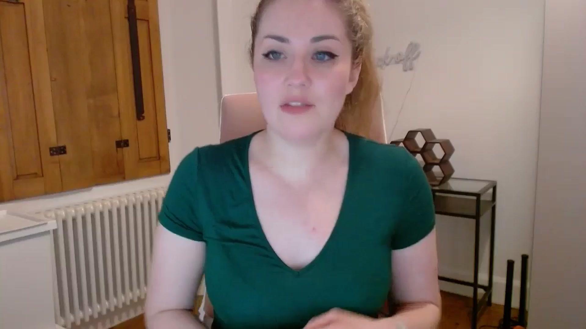 Gallery image thumbnail from Larah_Sky's myfreecams stream on, 06/27/2024, 22:33 image 17 of 20