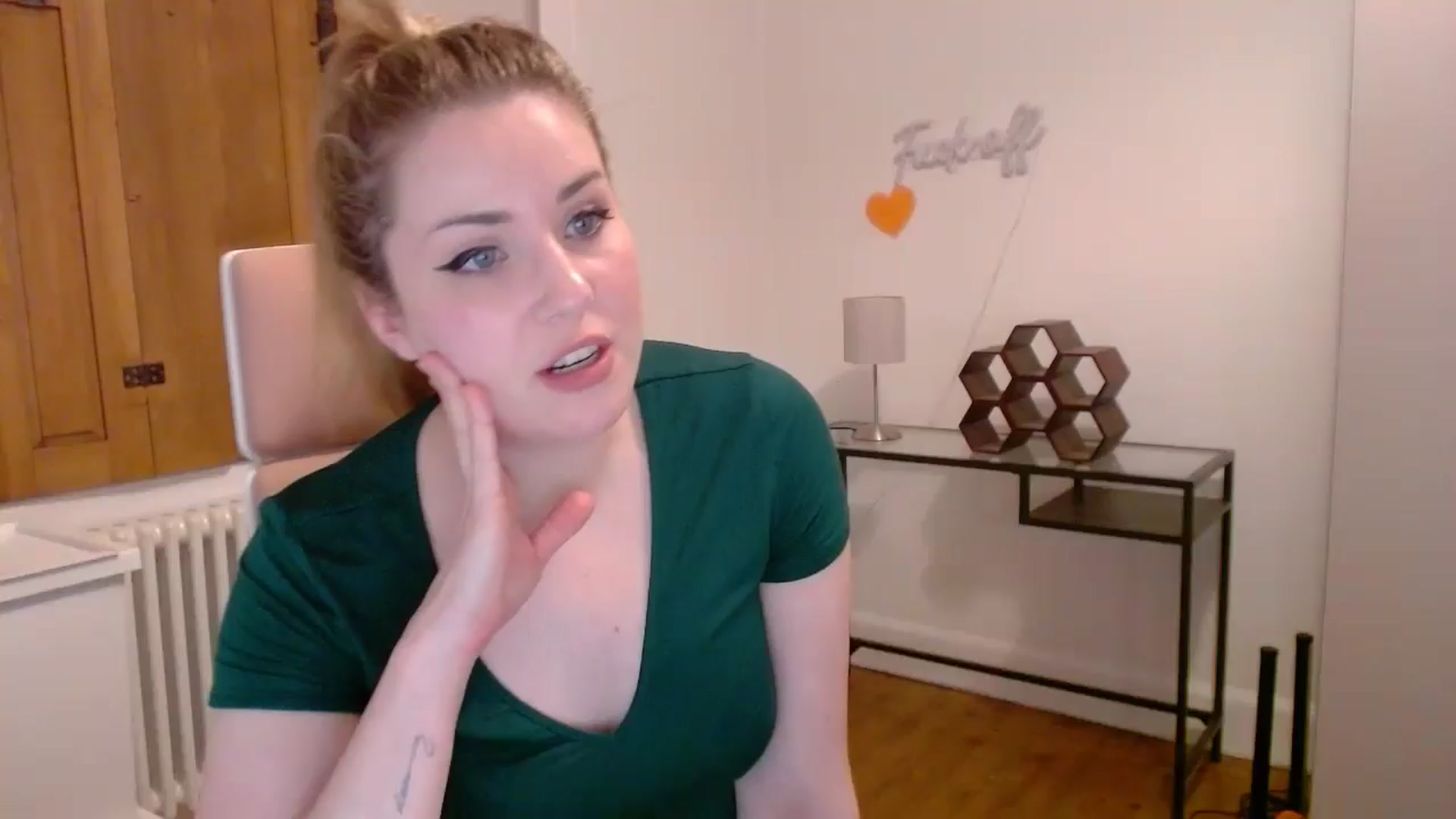 Gallery image thumbnail from Larah_Sky's myfreecams stream on, 06/27/2024, 22:33 image 8 of 20