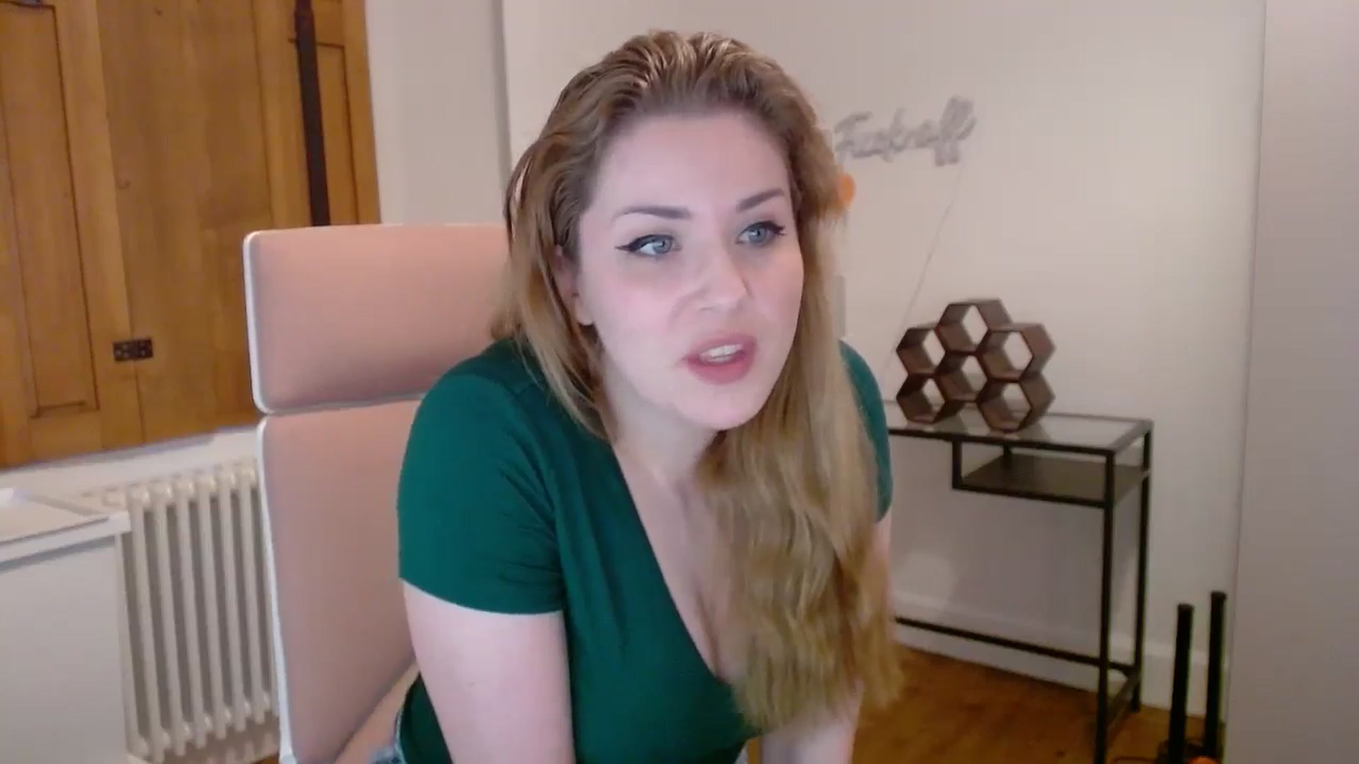 Gallery image thumbnail from Larah_Sky's myfreecams stream on, 06/27/2024, 22:33 image 4 of 20