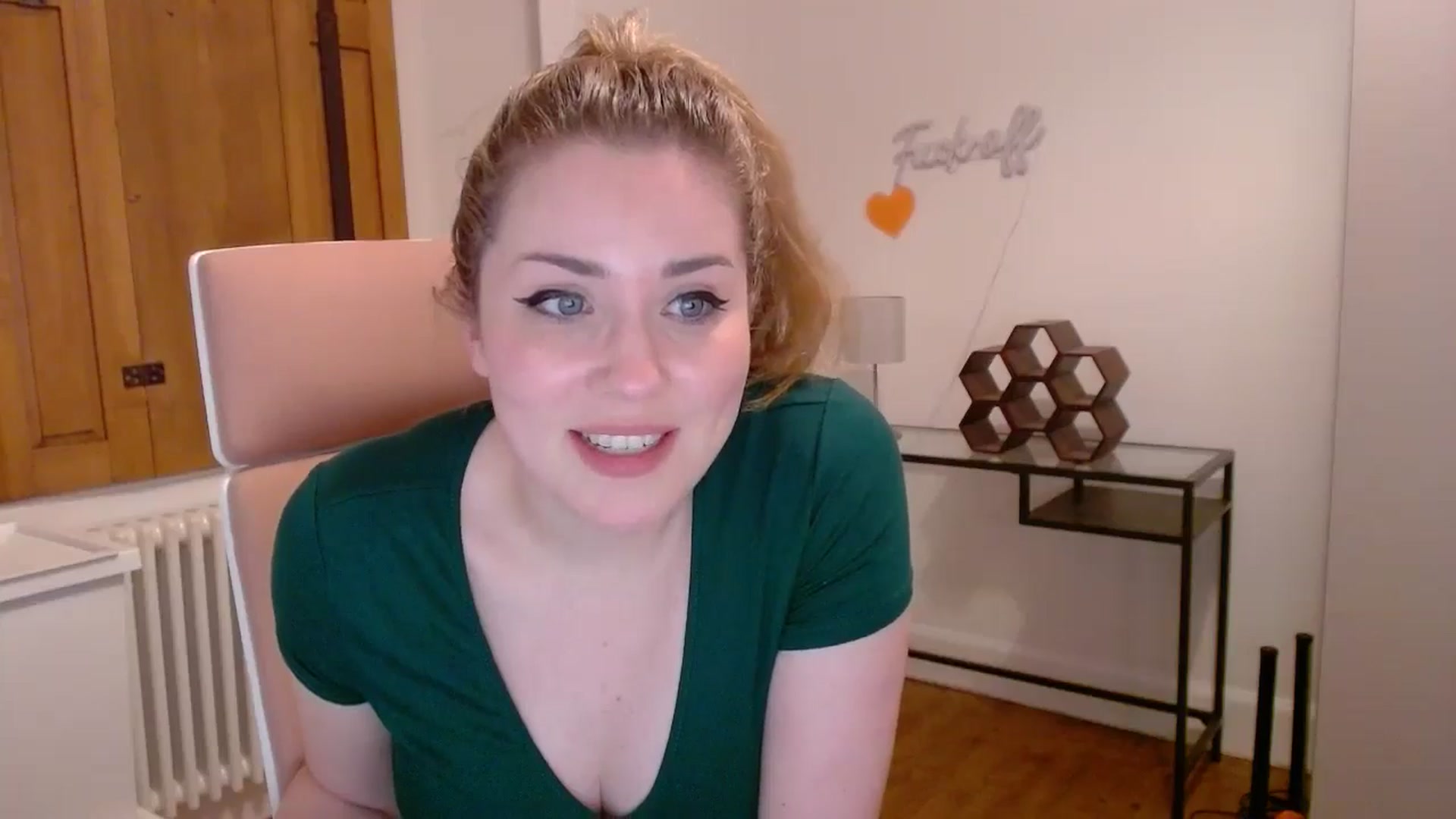 Gallery image thumbnail from Larah_Sky's myfreecams stream on, 06/27/2024, 22:33 image 11 of 20